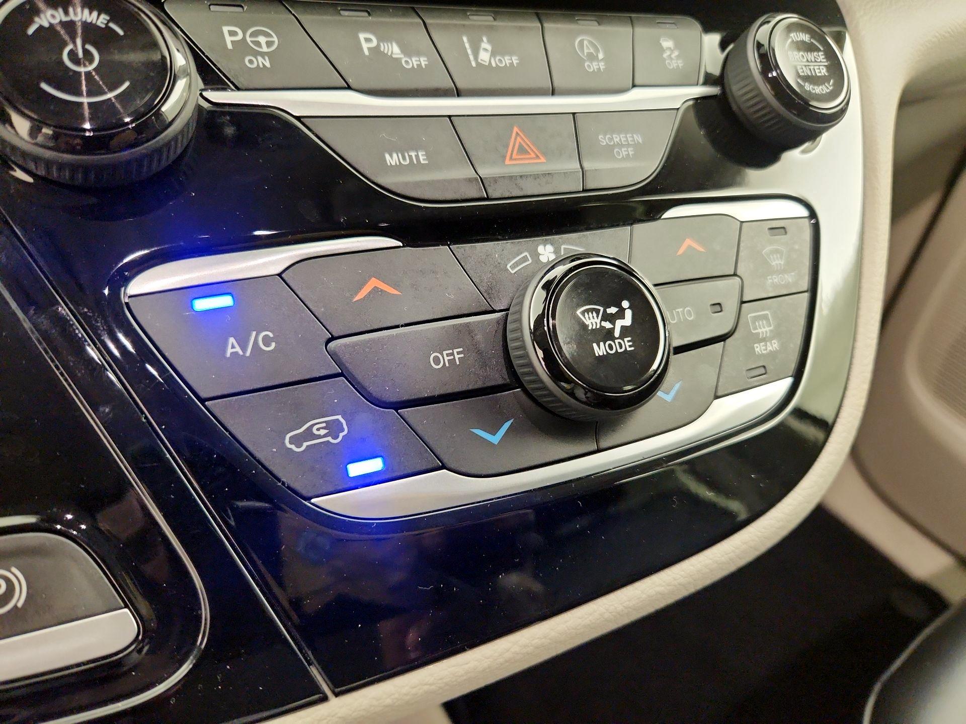 Thumbnail: 2023 Chrysler Pacifica - 16