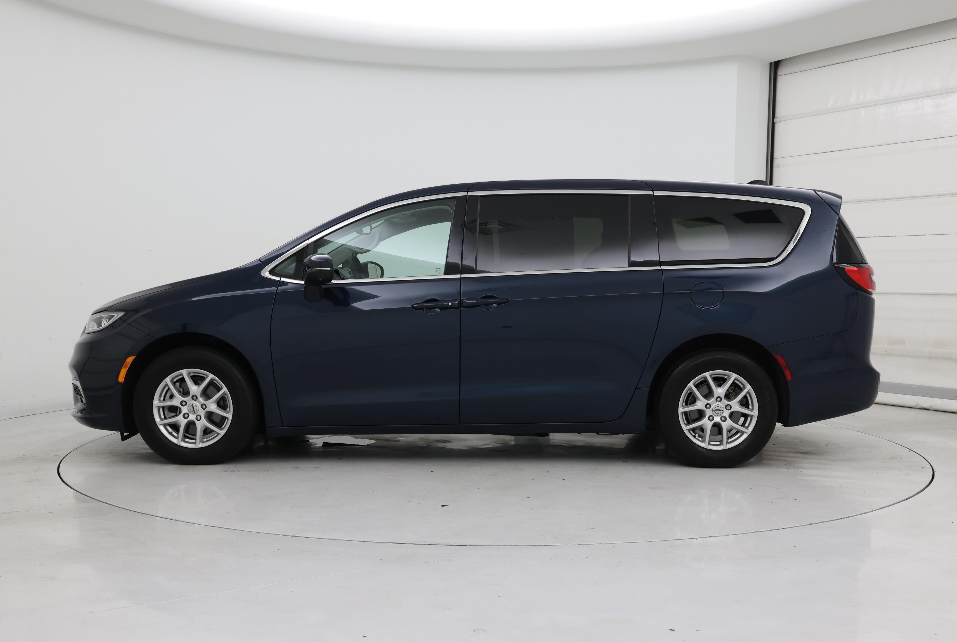 Thumbnail: 2023 Chrysler Pacifica - 3