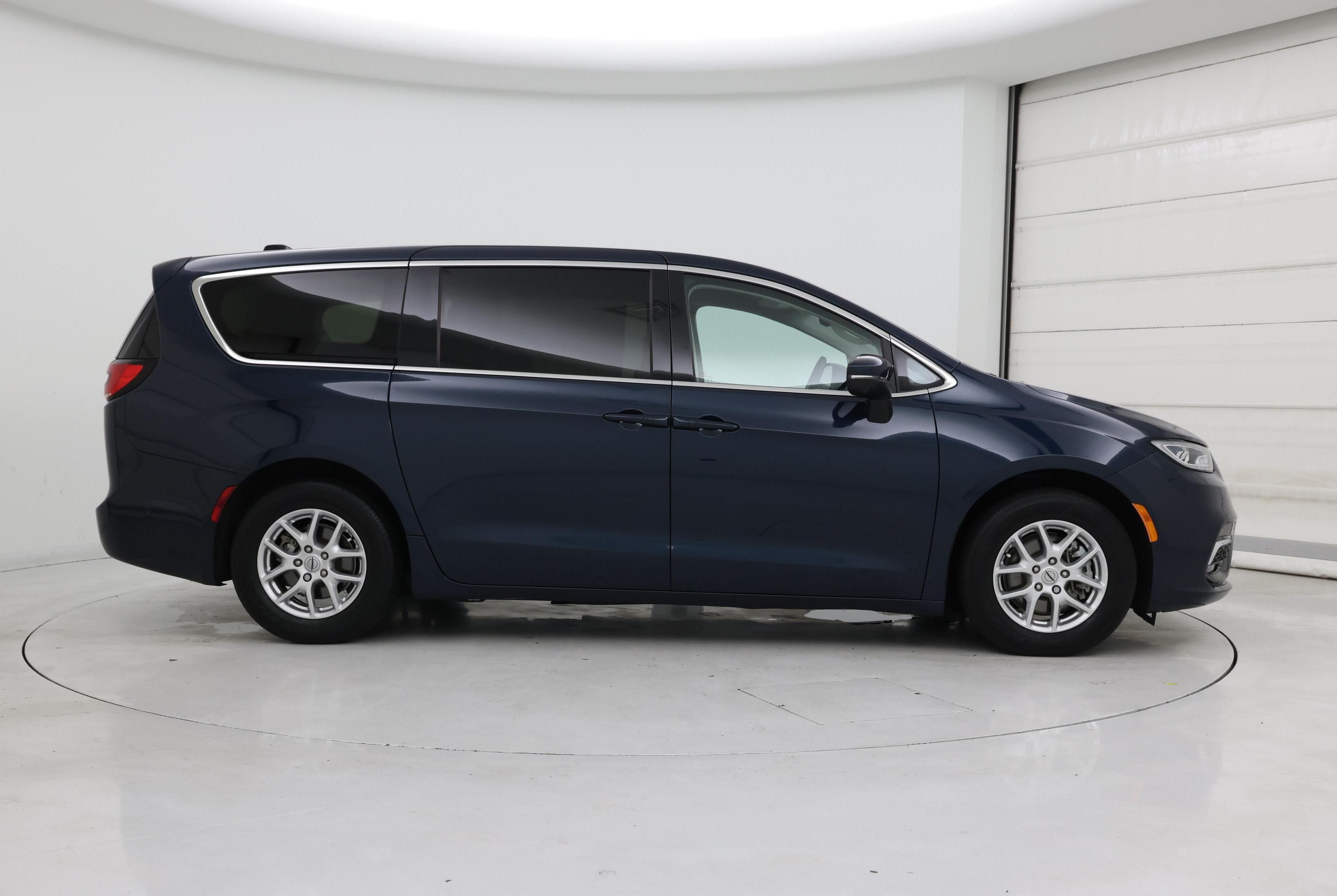 Thumbnail: 2023 Chrysler Pacifica - 7