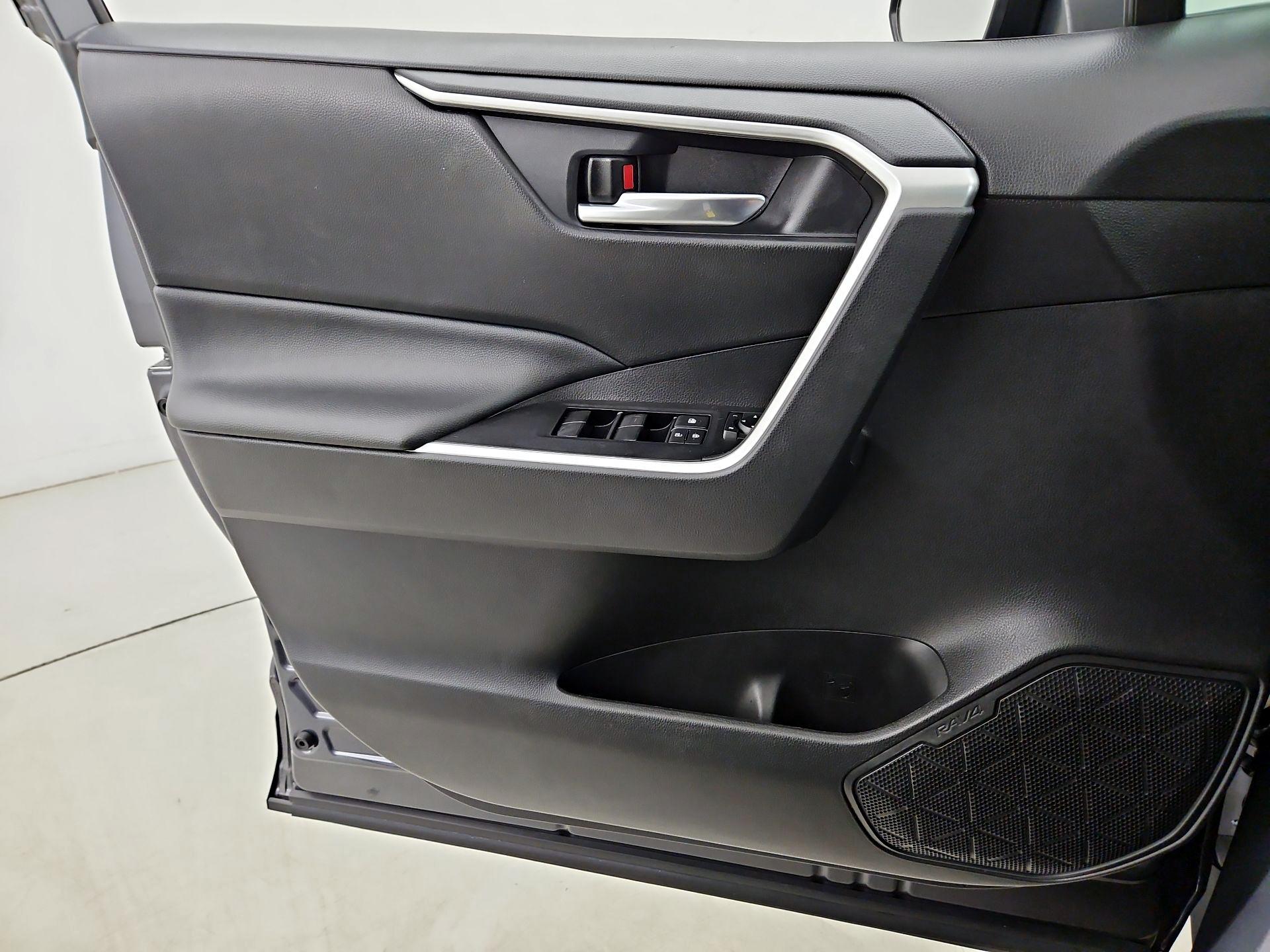 Thumbnail: 2020 Toyota RAV4 - 12
