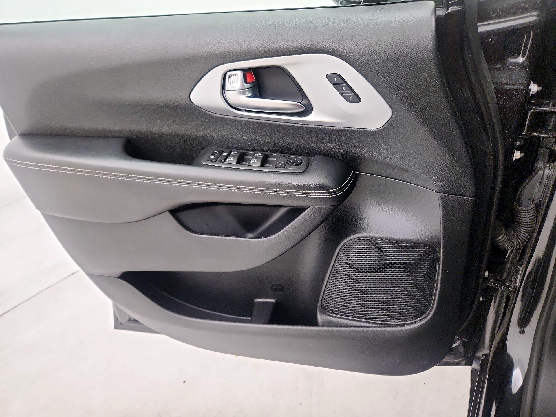 Thumbnail: 2020 Chrysler Pacifica - 12