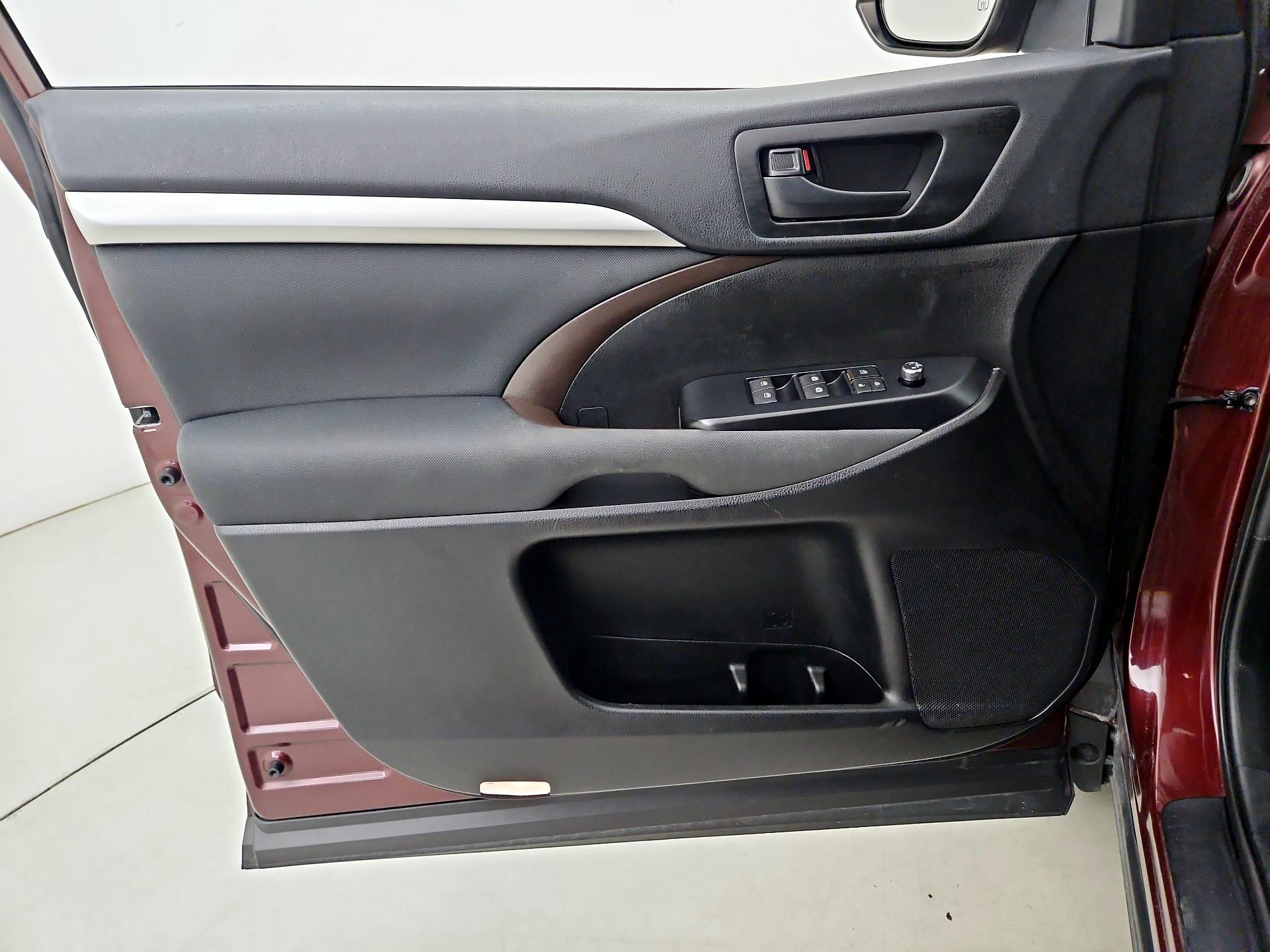 Thumbnail: 2019 Toyota Highlander - 12
