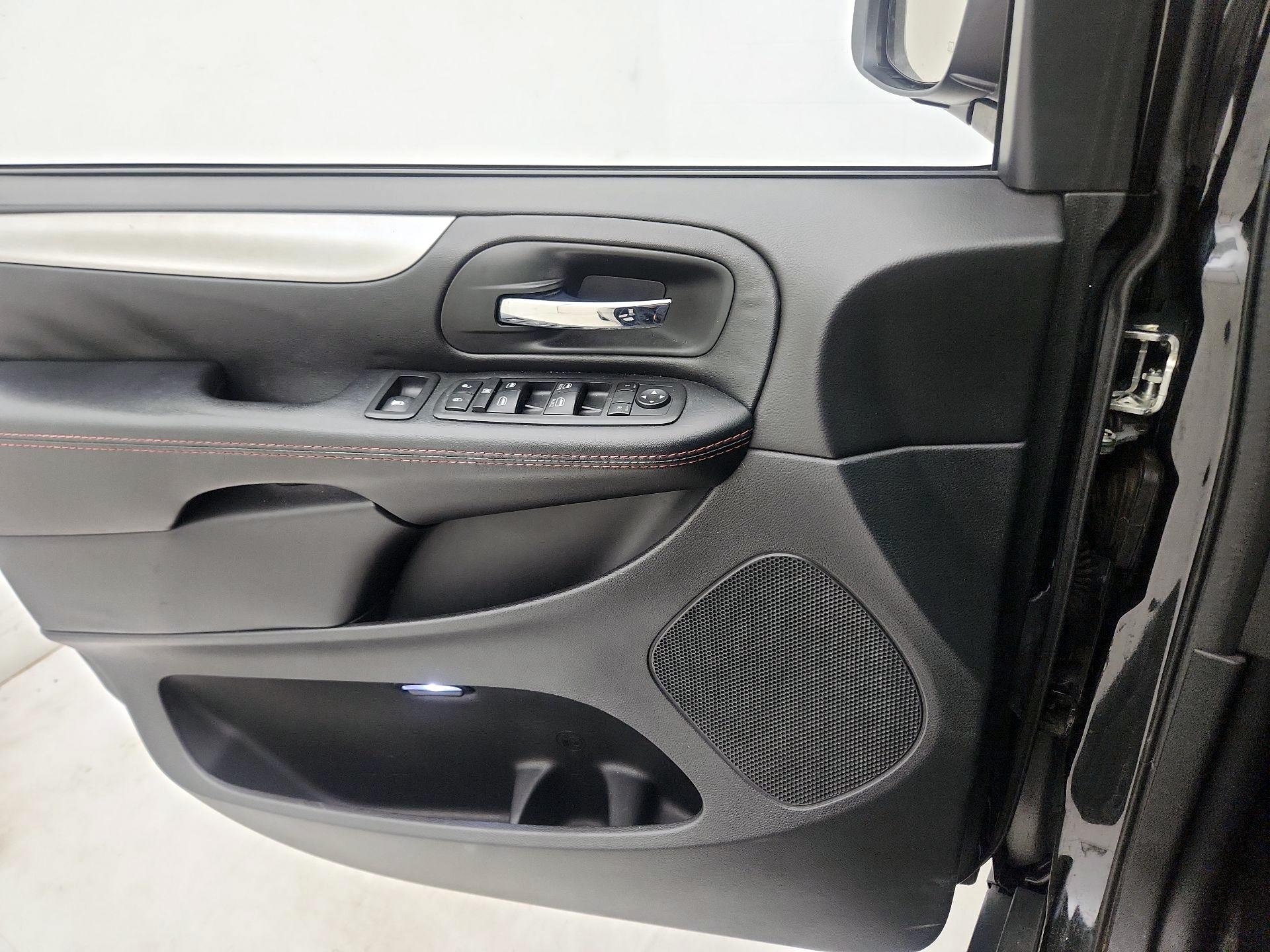 Thumbnail: 2020 Dodge Grand Caravan - 12