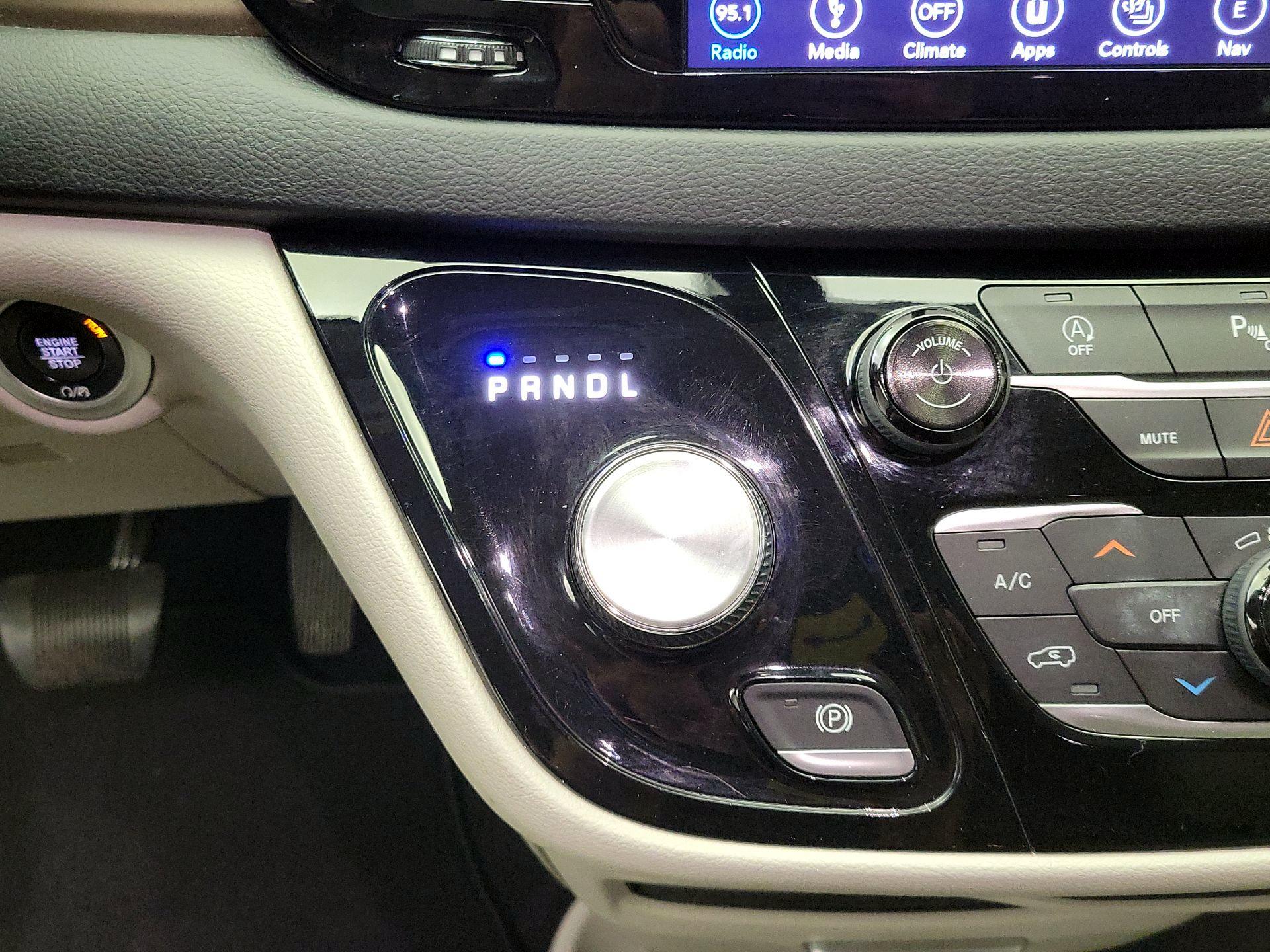 Thumbnail: 2018 Chrysler Pacifica - 18