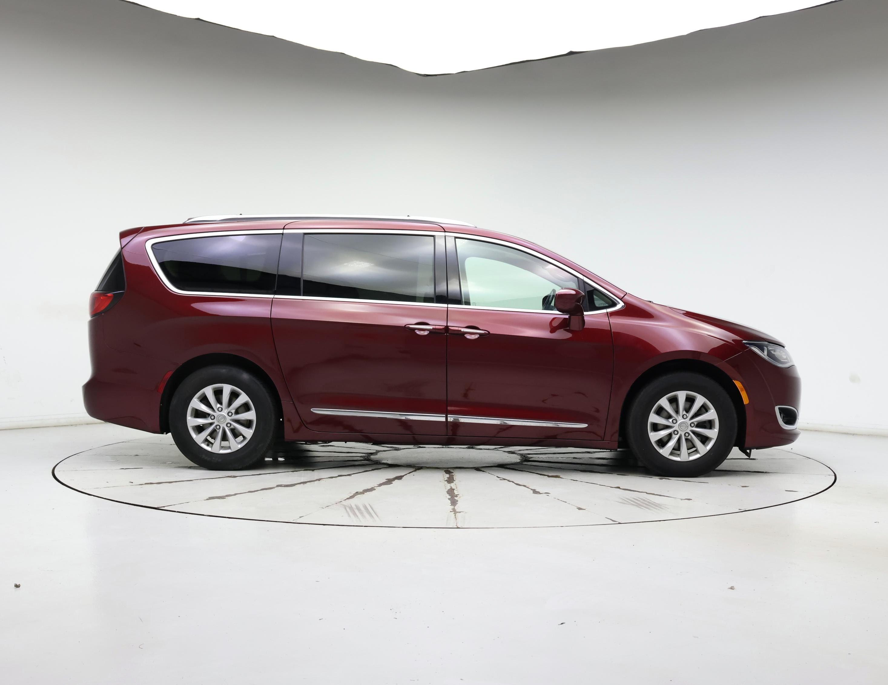 Thumbnail: 2018 Chrysler Pacifica - 7