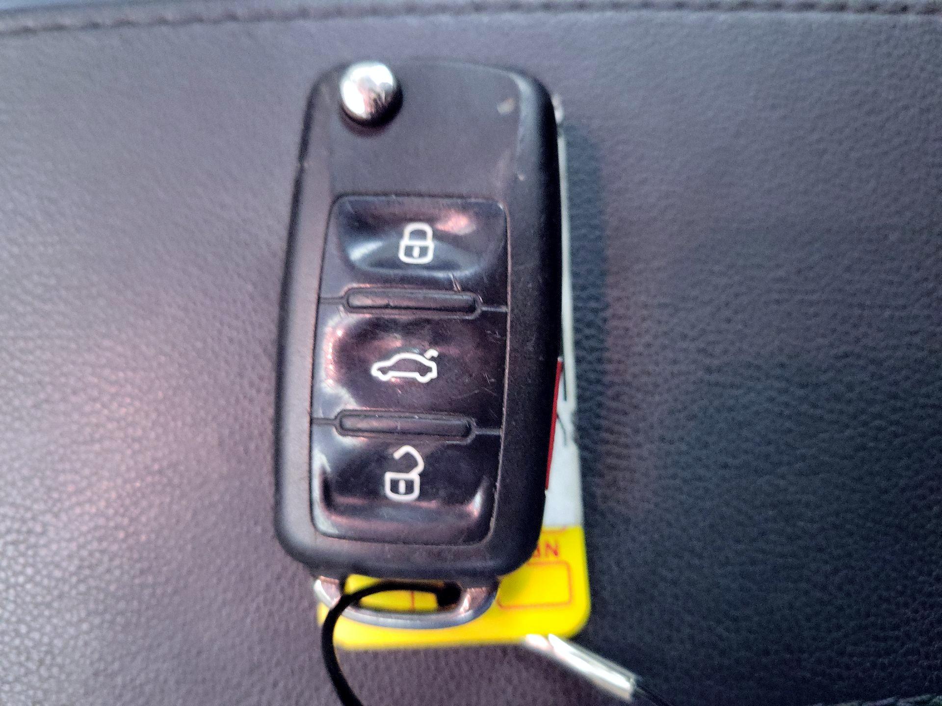 Thumbnail: 2016 Volkswagen Beetle - 20