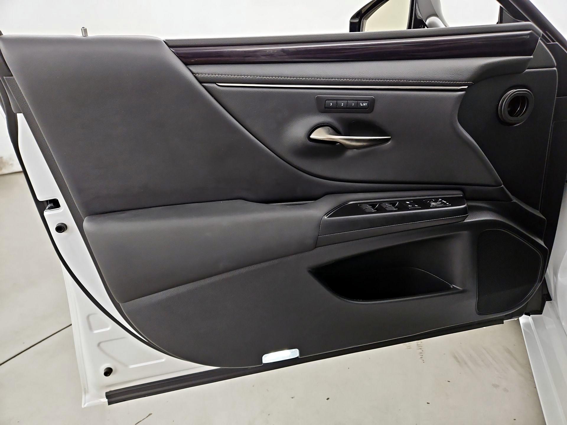 Thumbnail: 2021 Lexus ES - 12