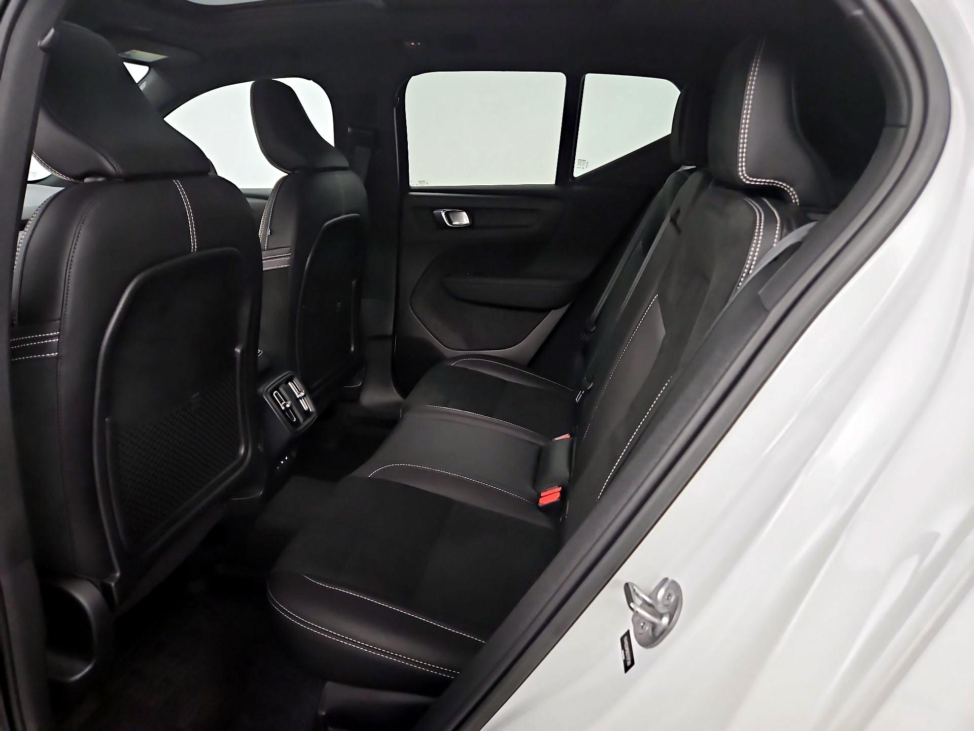Thumbnail: 2022 Volvo XC40 - 20