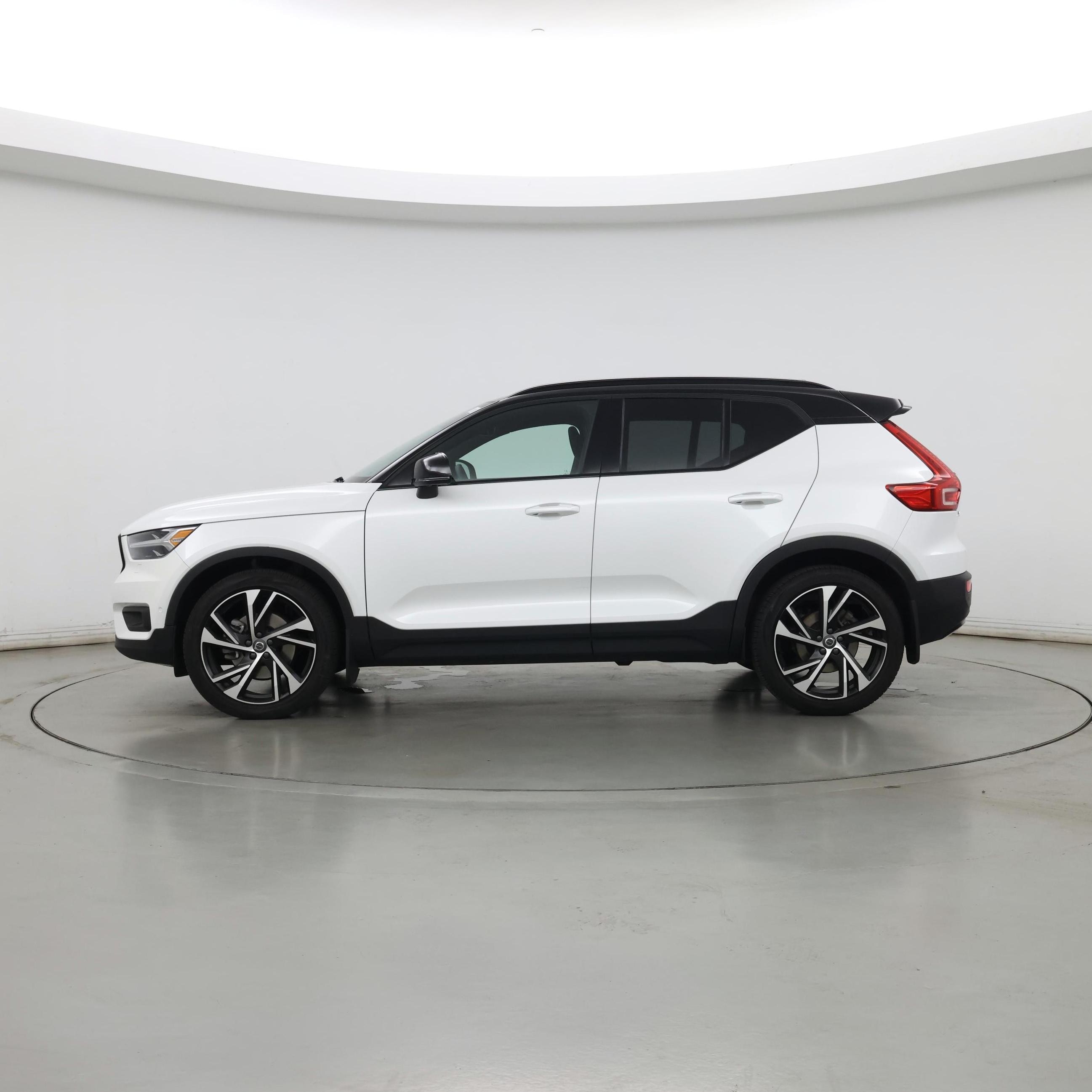 Thumbnail: 2022 Volvo XC40 - 3