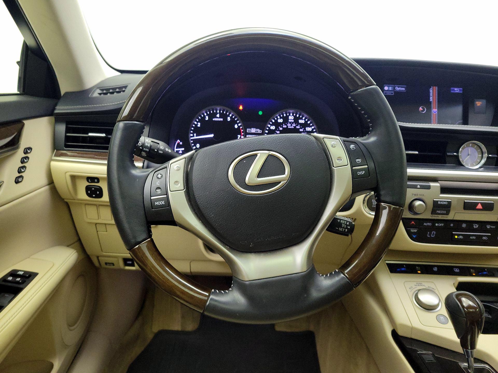 Thumbnail: 2015 Lexus ES - 10