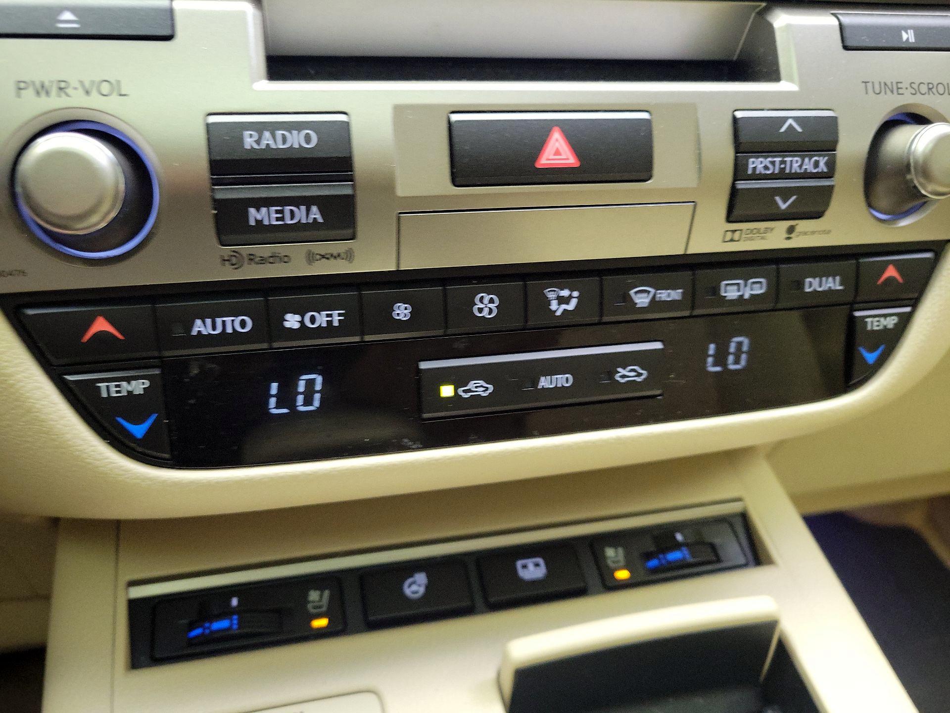 Thumbnail: 2015 Lexus ES - 17