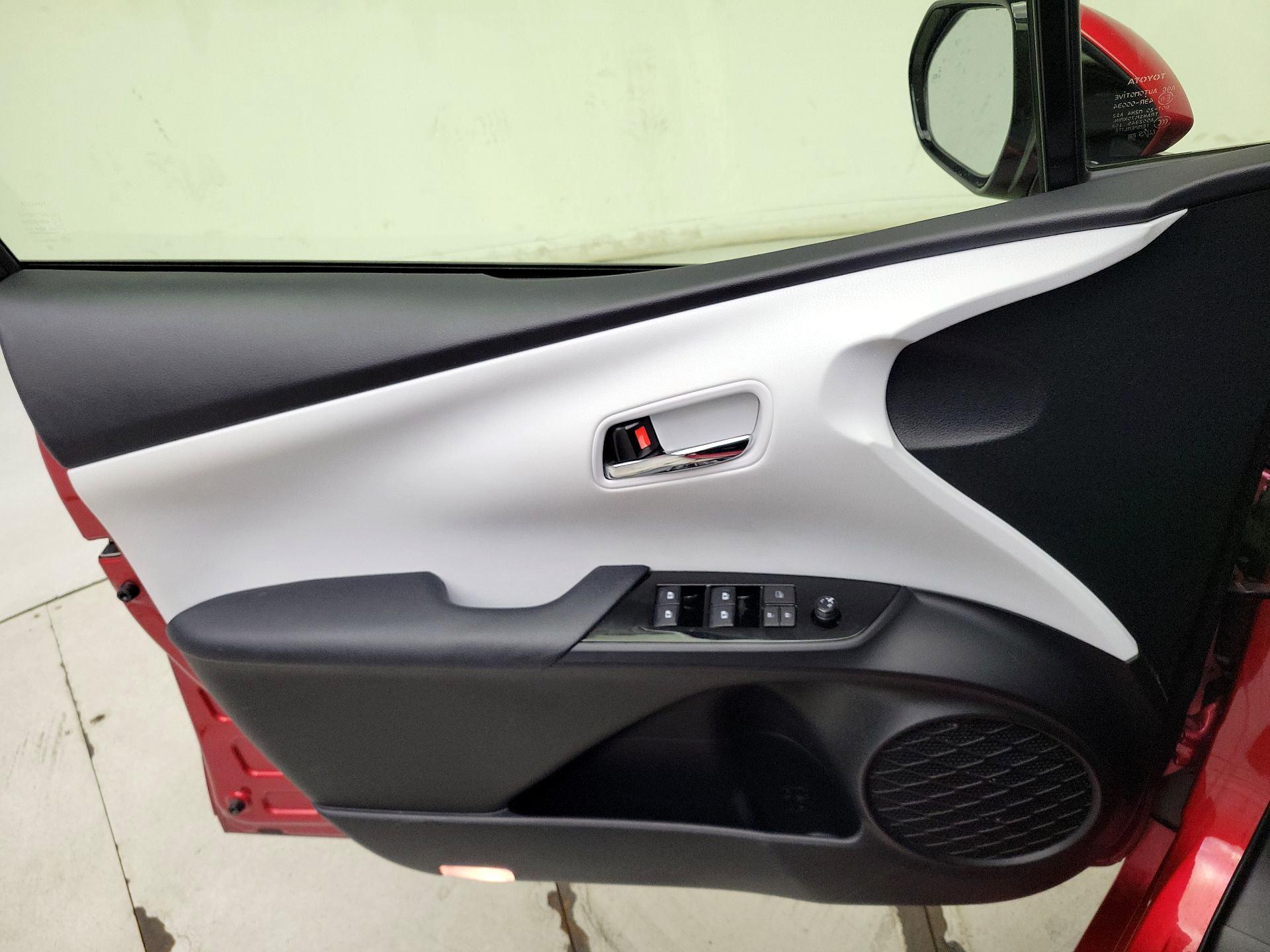 Thumbnail: 2018 Toyota Prius - 12