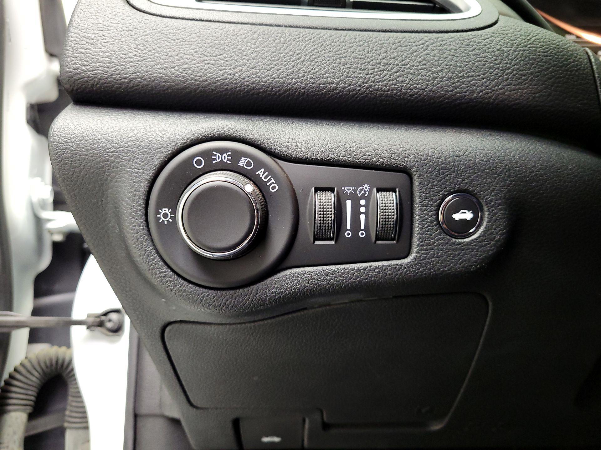 Thumbnail: 2016 Chrysler 200 - 13