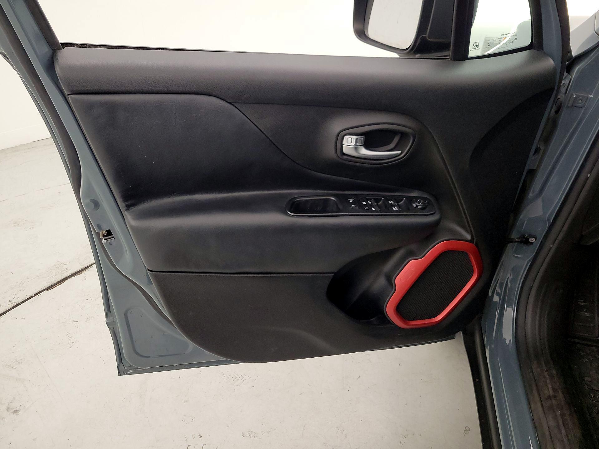 Thumbnail: 2016 Jeep Renegade - 12