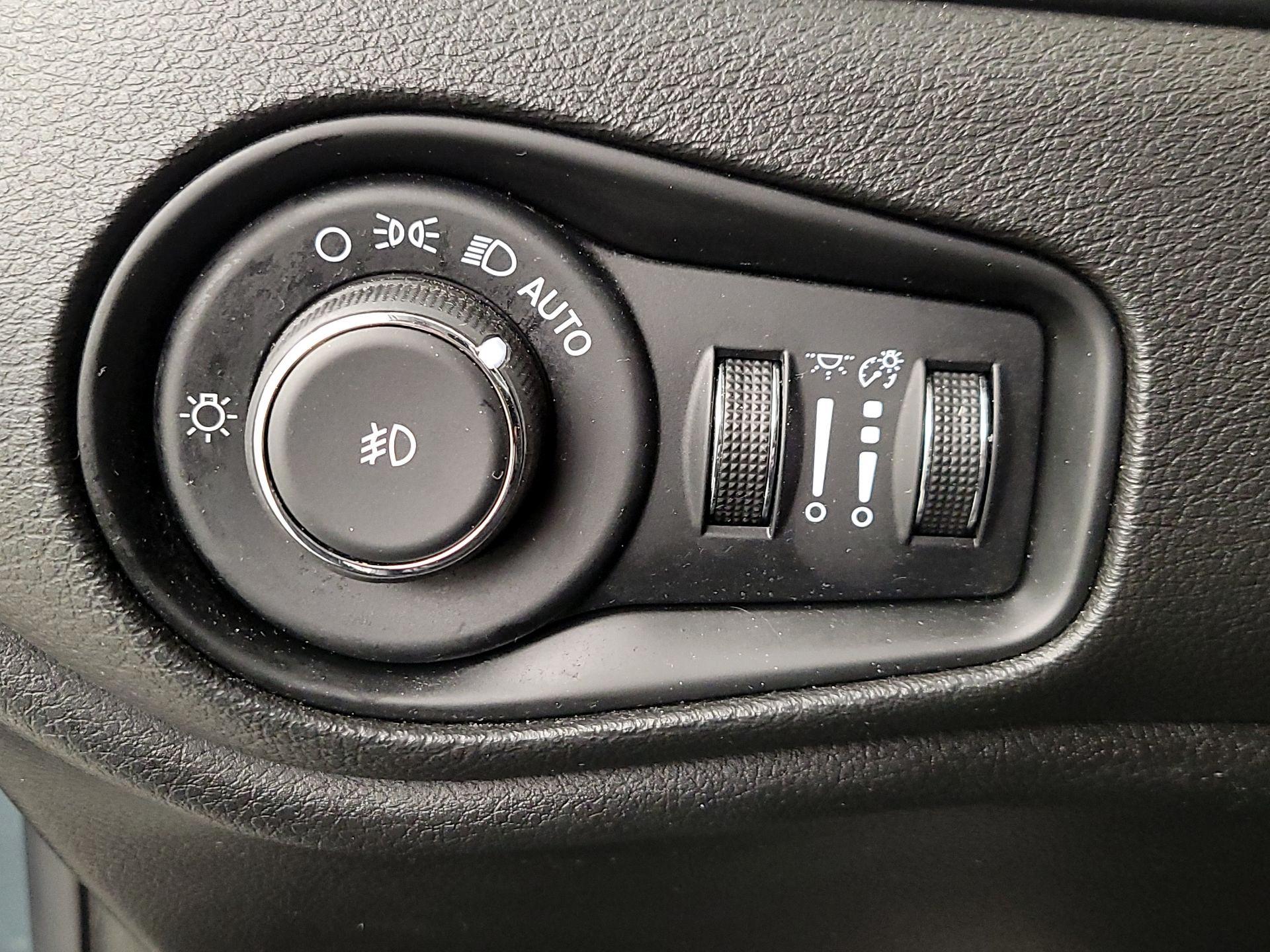 Thumbnail: 2016 Jeep Renegade - 13