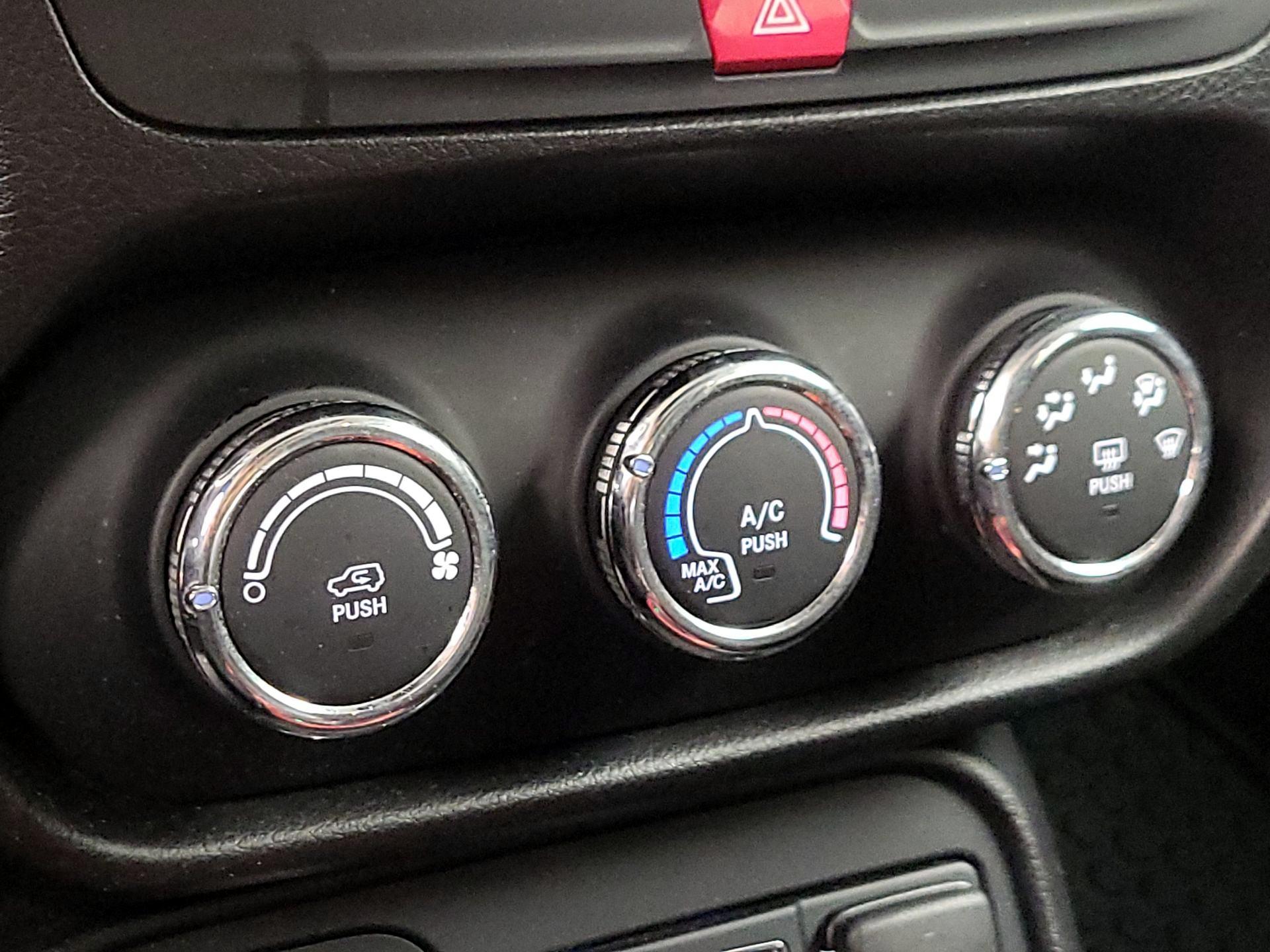 Thumbnail: 2016 Jeep Renegade - 17