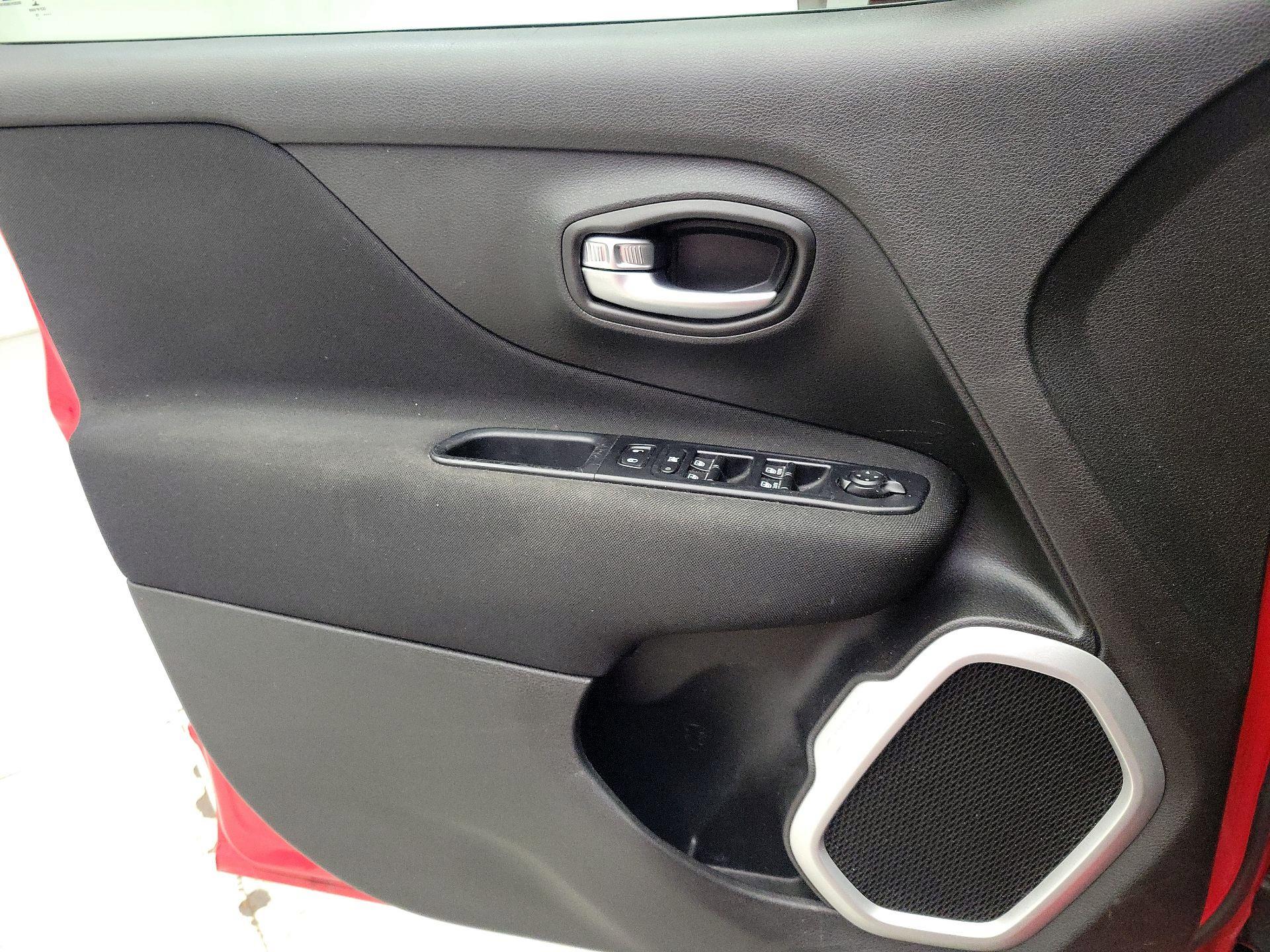 Thumbnail: 2019 Jeep Renegade - 12