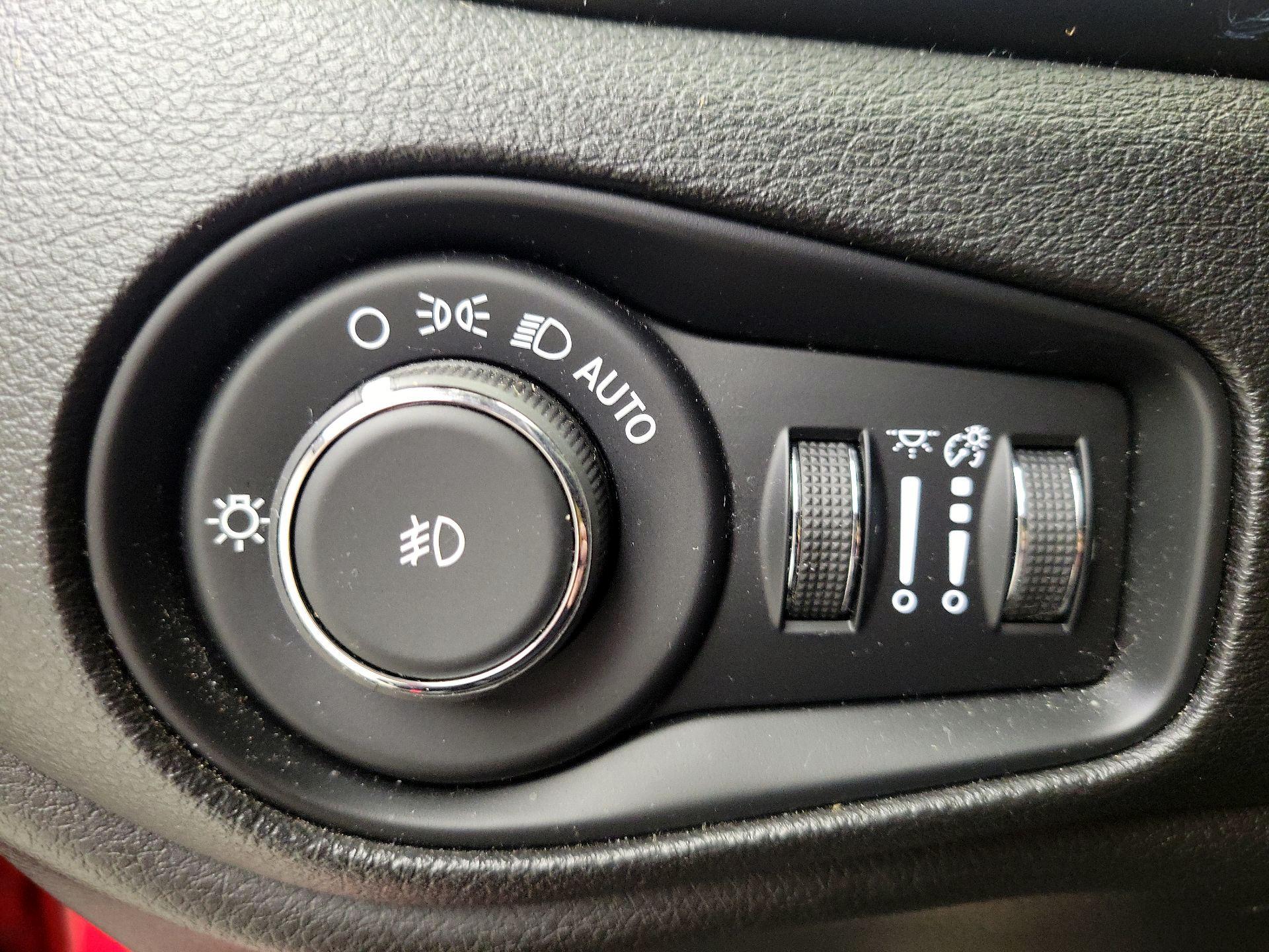 Thumbnail: 2019 Jeep Renegade - 13