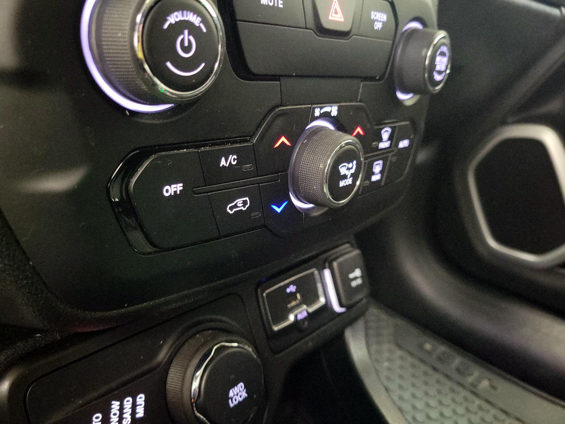 Thumbnail: 2019 Jeep Renegade - 16