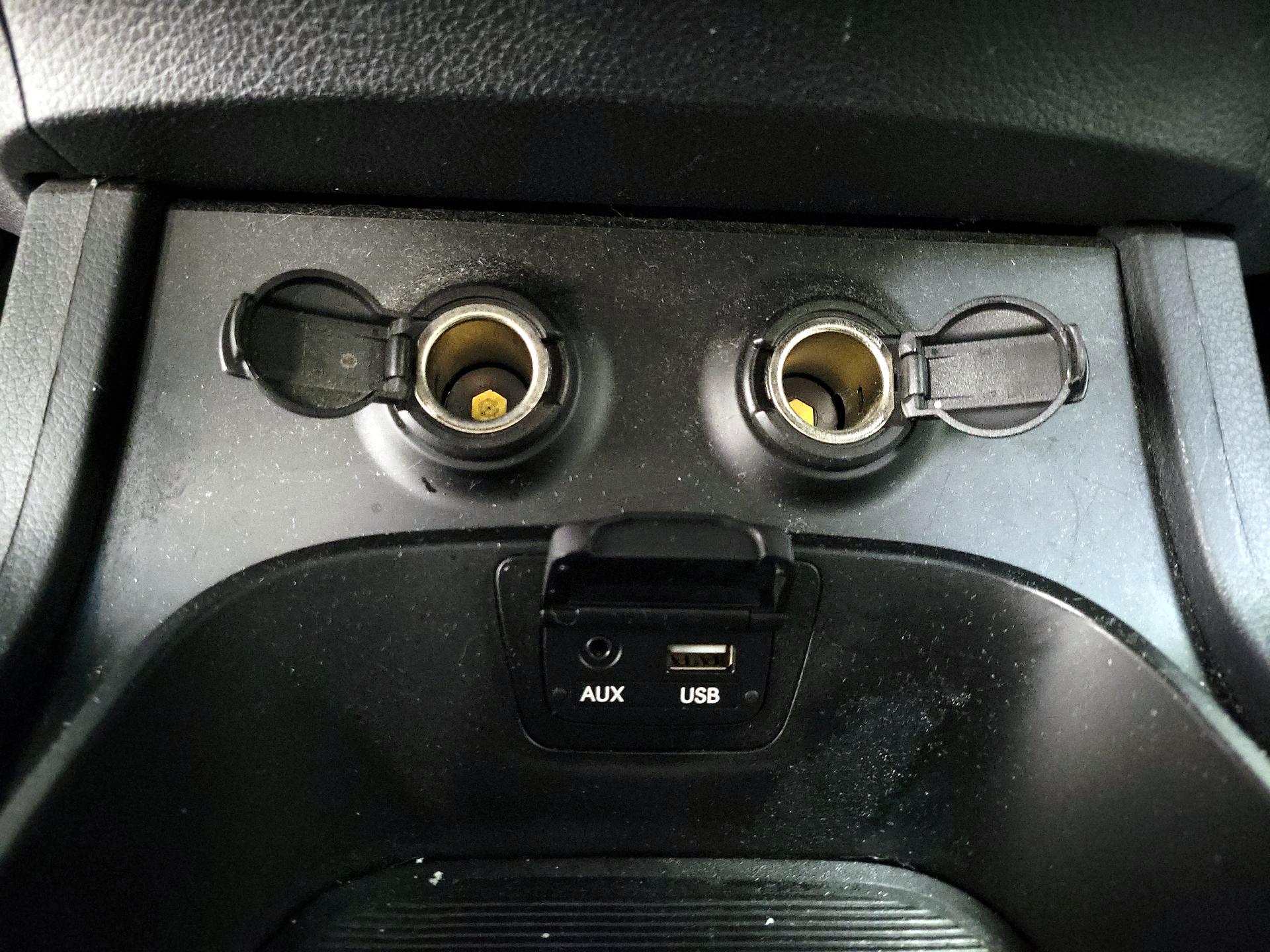 Thumbnail: 2015 Hyundai Santa Fe - 16