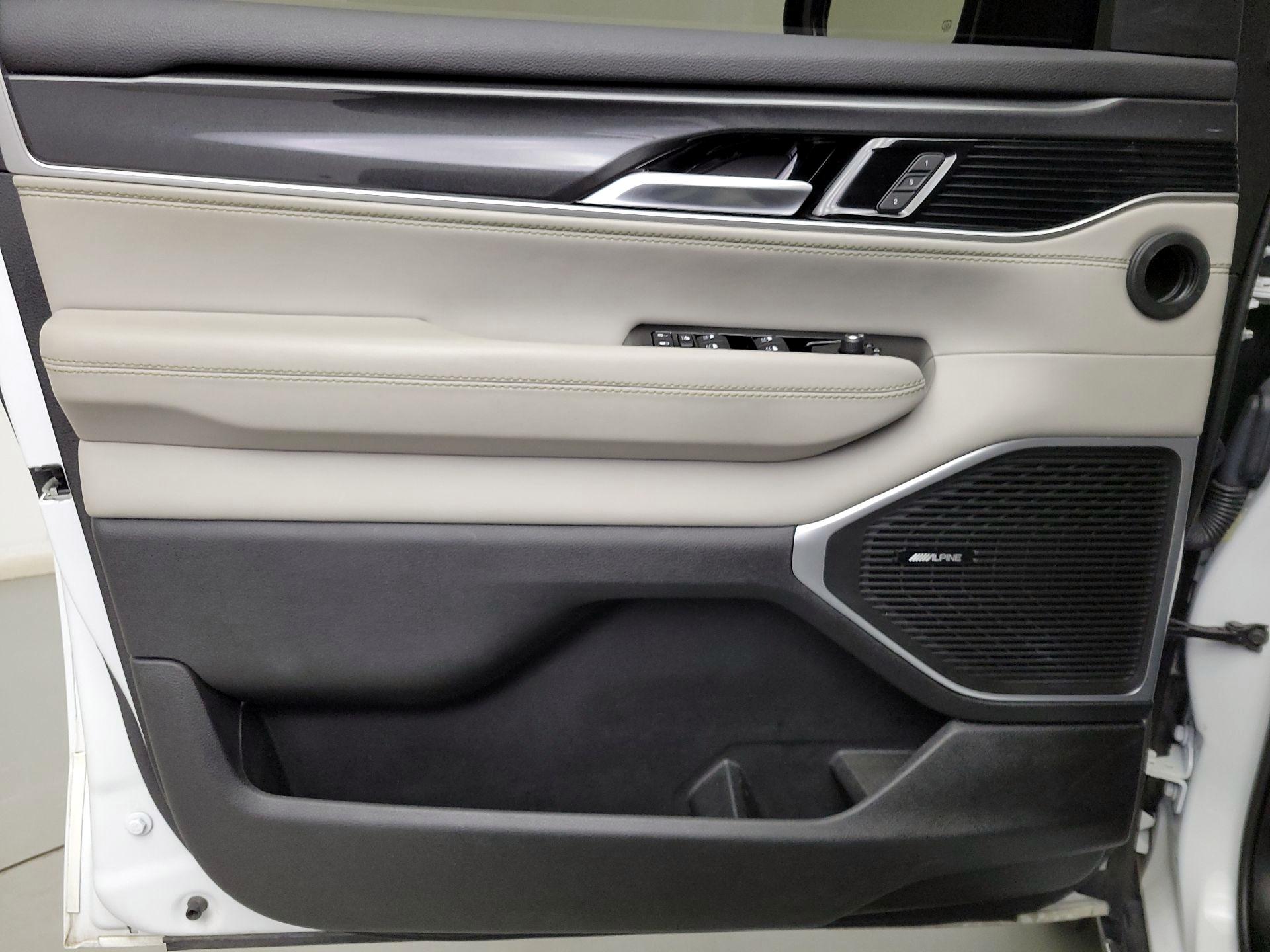 Thumbnail: 2022 Jeep Wagoneer - 12