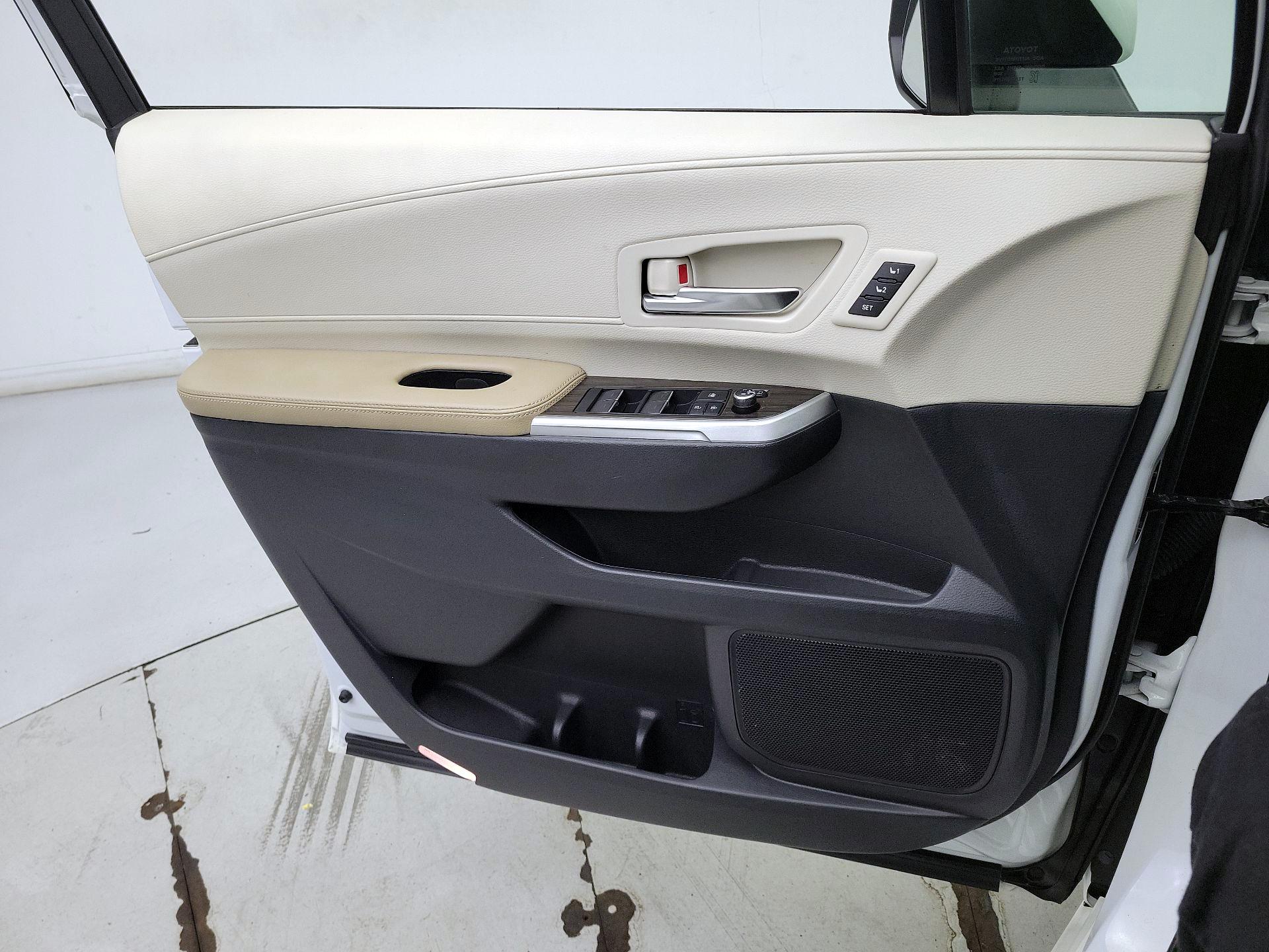 Thumbnail: 2021 Toyota Sienna - 12