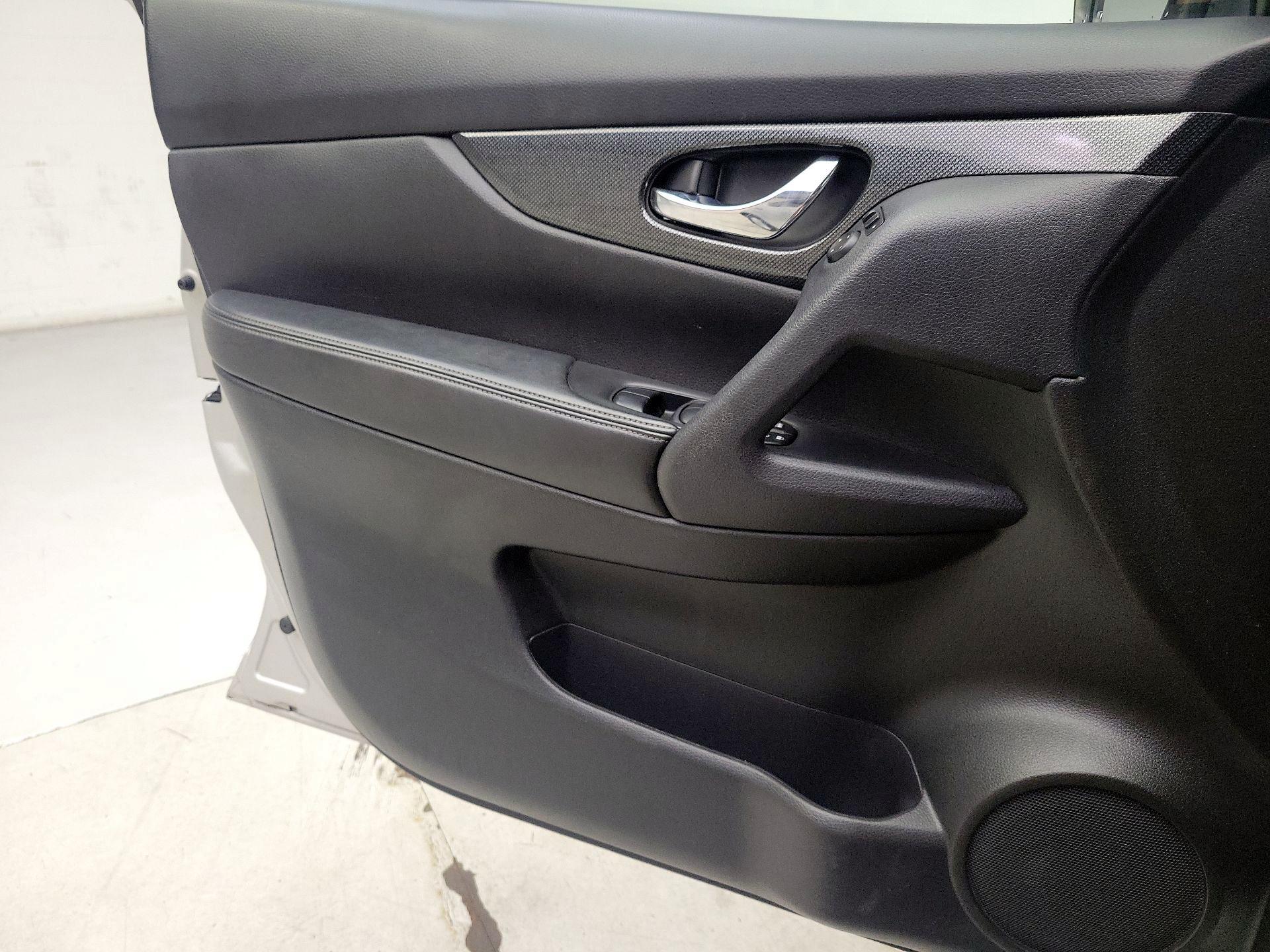 Thumbnail: 2015 Nissan Rogue - 12