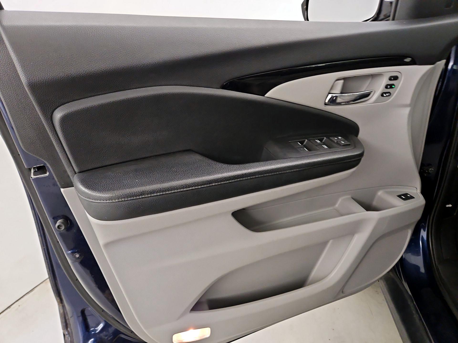 Thumbnail: 2017 Honda Pilot - 12