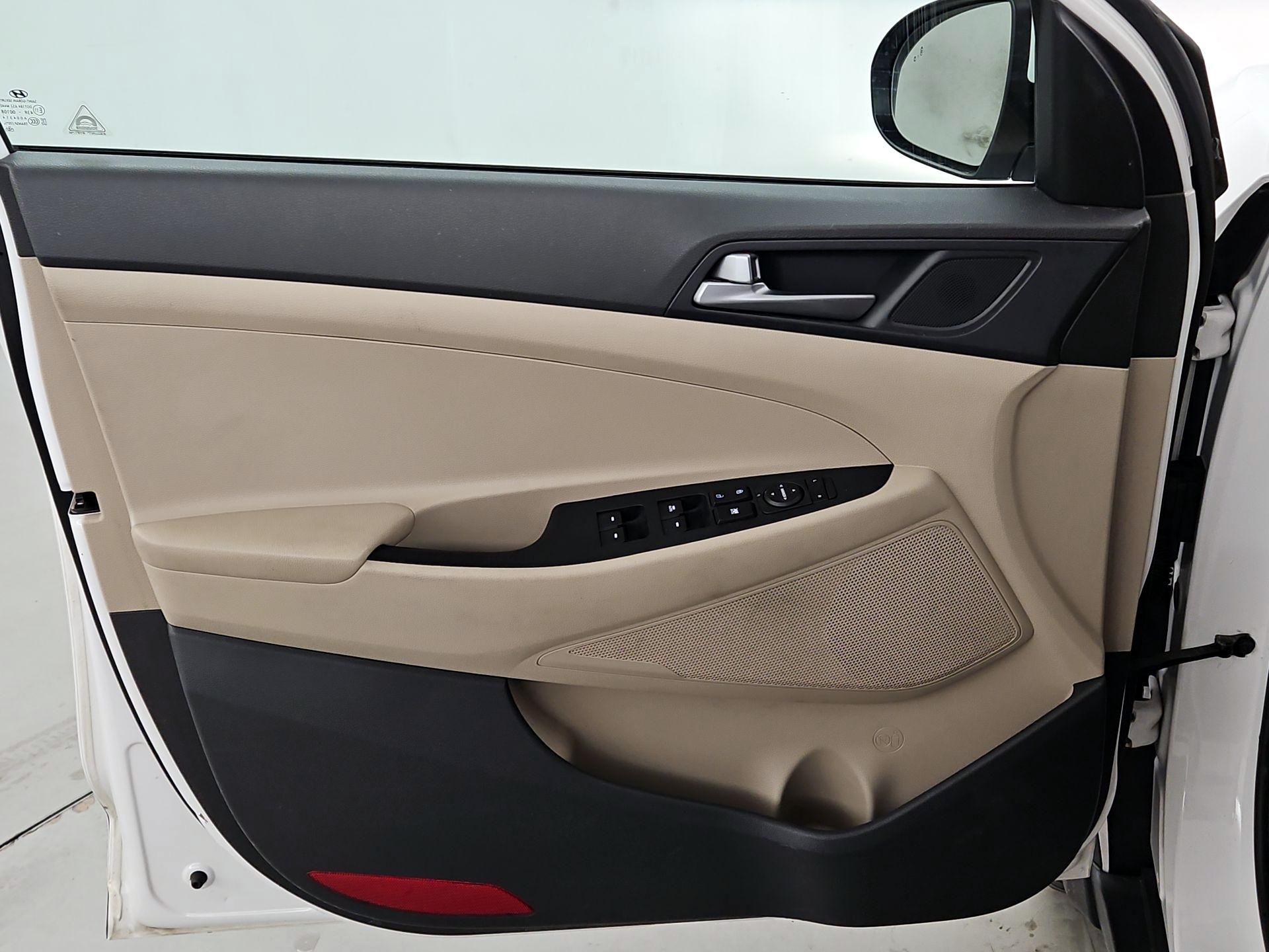 Thumbnail: 2016 Hyundai Tucson - 12