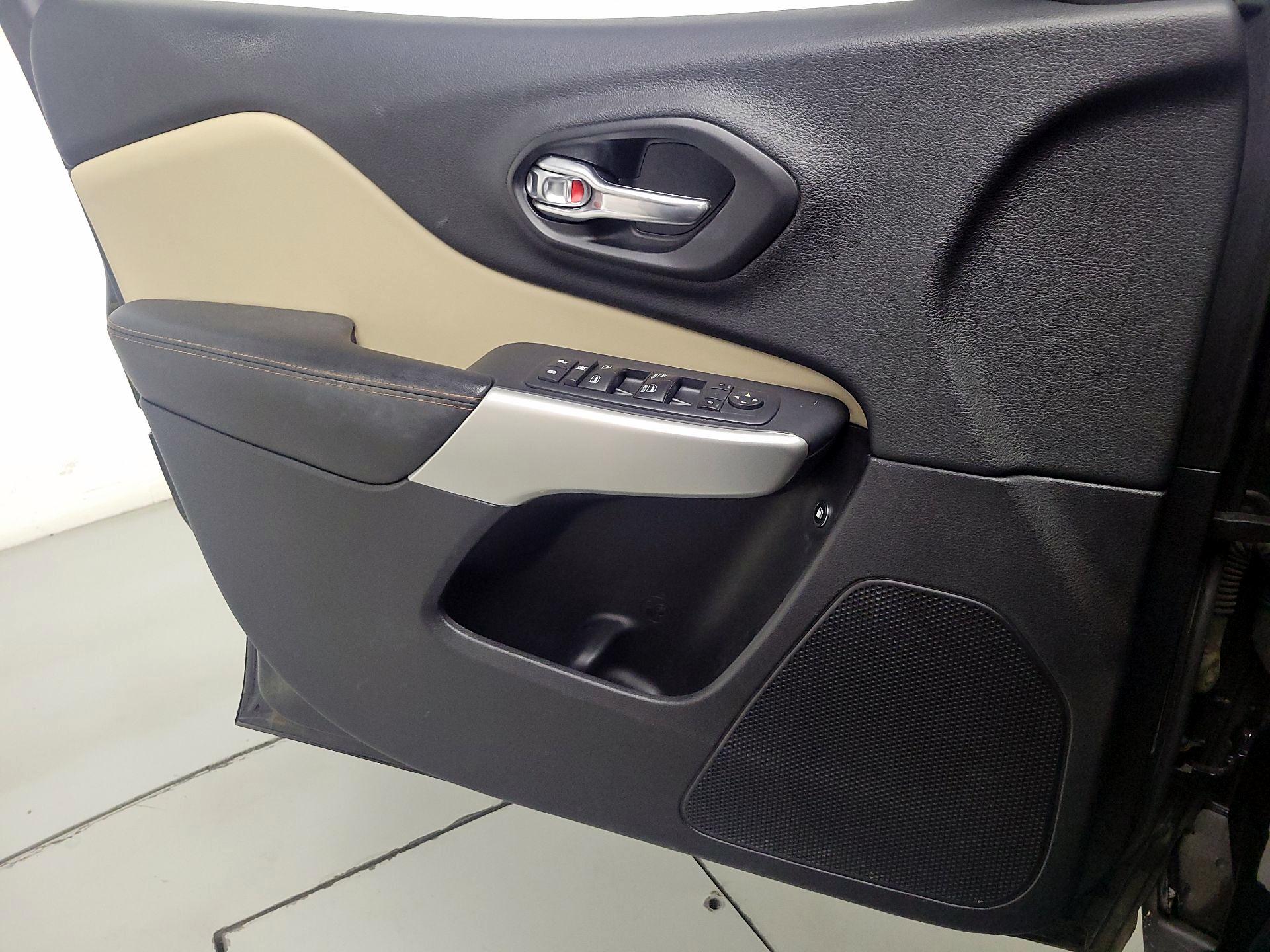 Thumbnail: 2017 Jeep Cherokee - 12