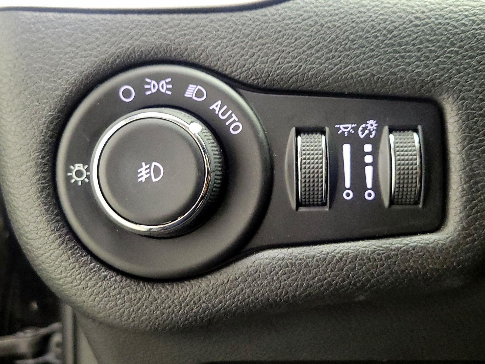 Thumbnail: 2017 Jeep Cherokee - 13