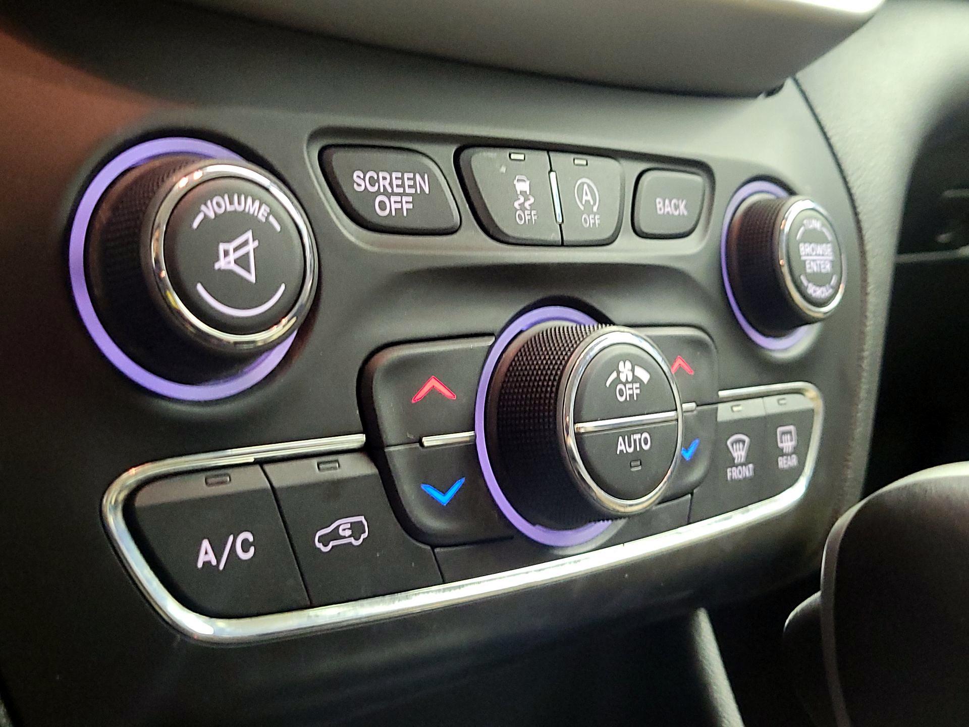 Thumbnail: 2017 Jeep Cherokee - 16