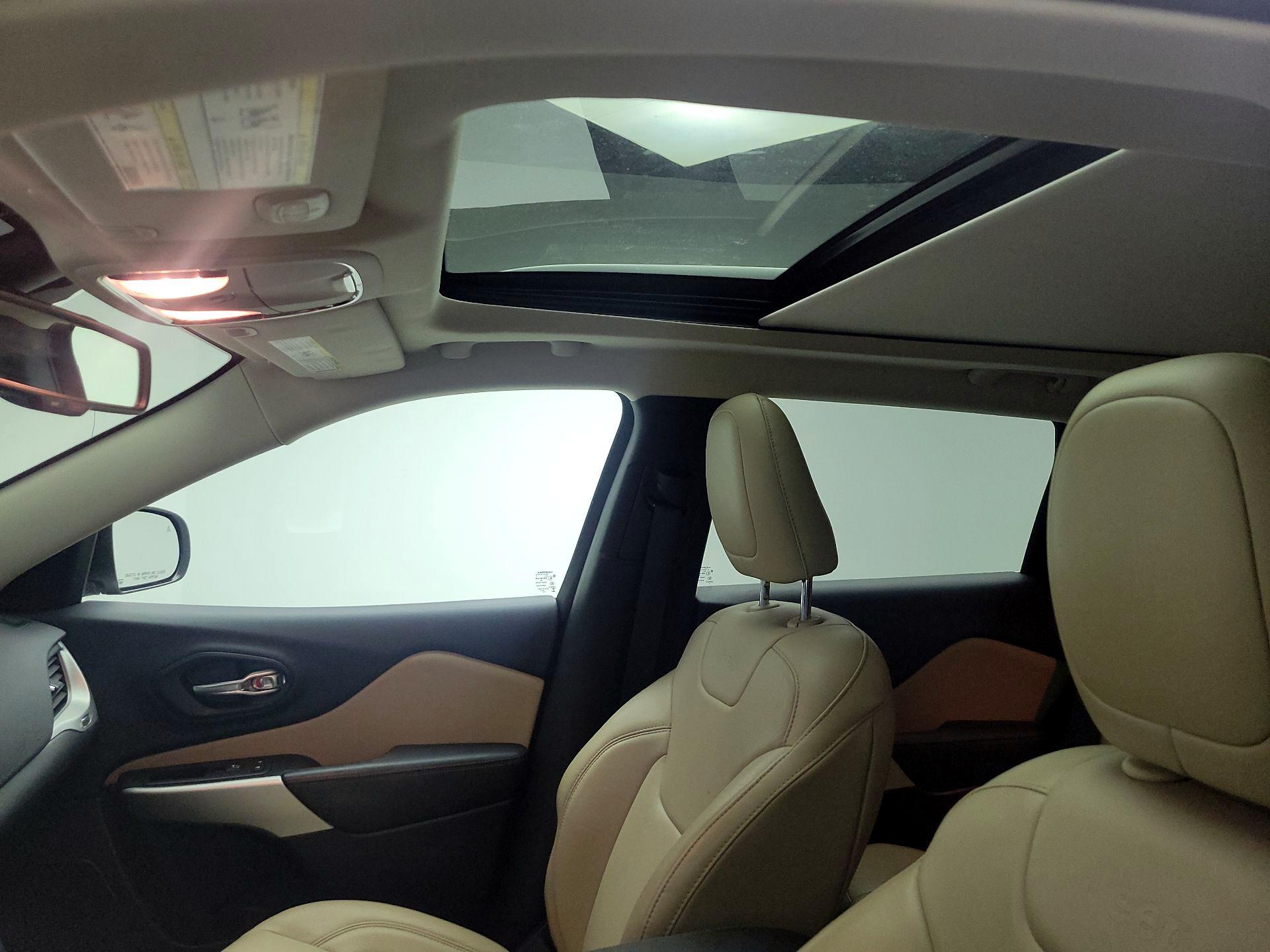 Thumbnail: 2017 Jeep Cherokee - 19