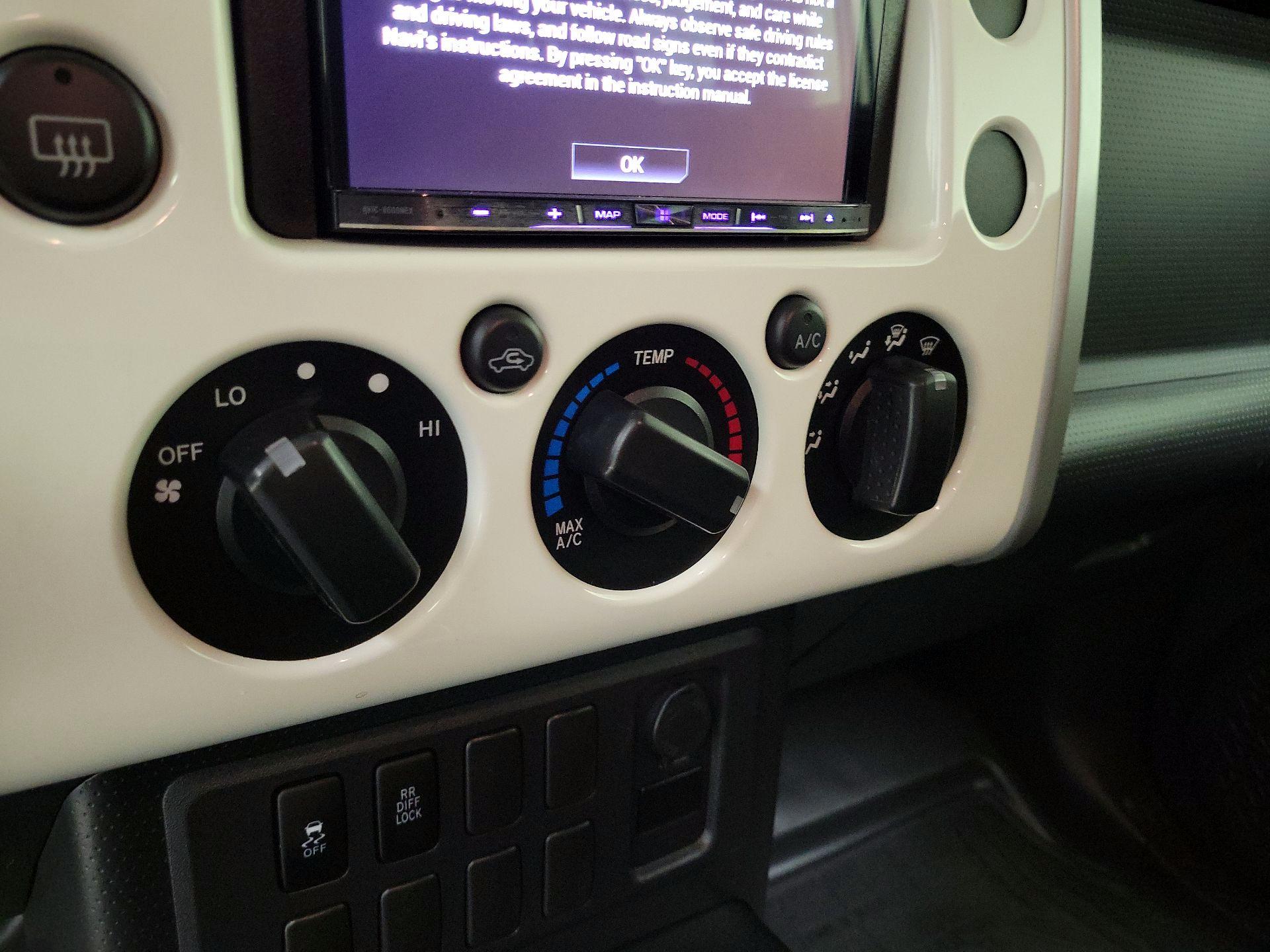 Thumbnail: 2014 Toyota FJ Cruiser - 17