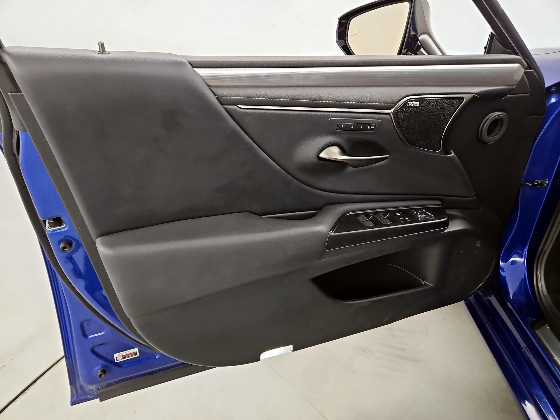 Thumbnail: 2020 Lexus ES - 12