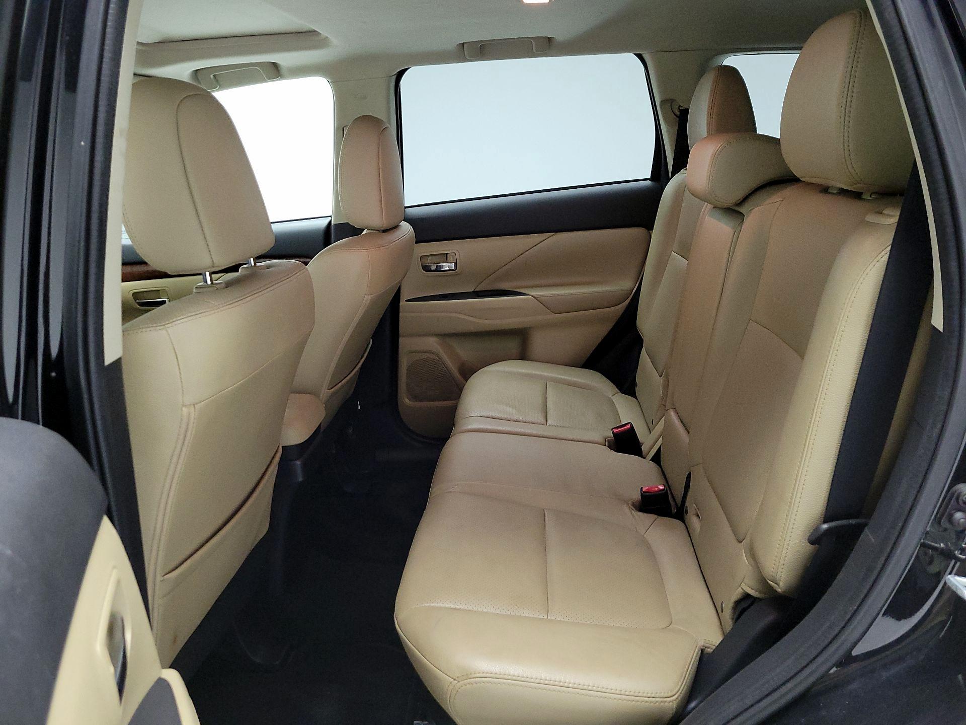 Thumbnail: 2015 Mitsubishi Outlander - 18