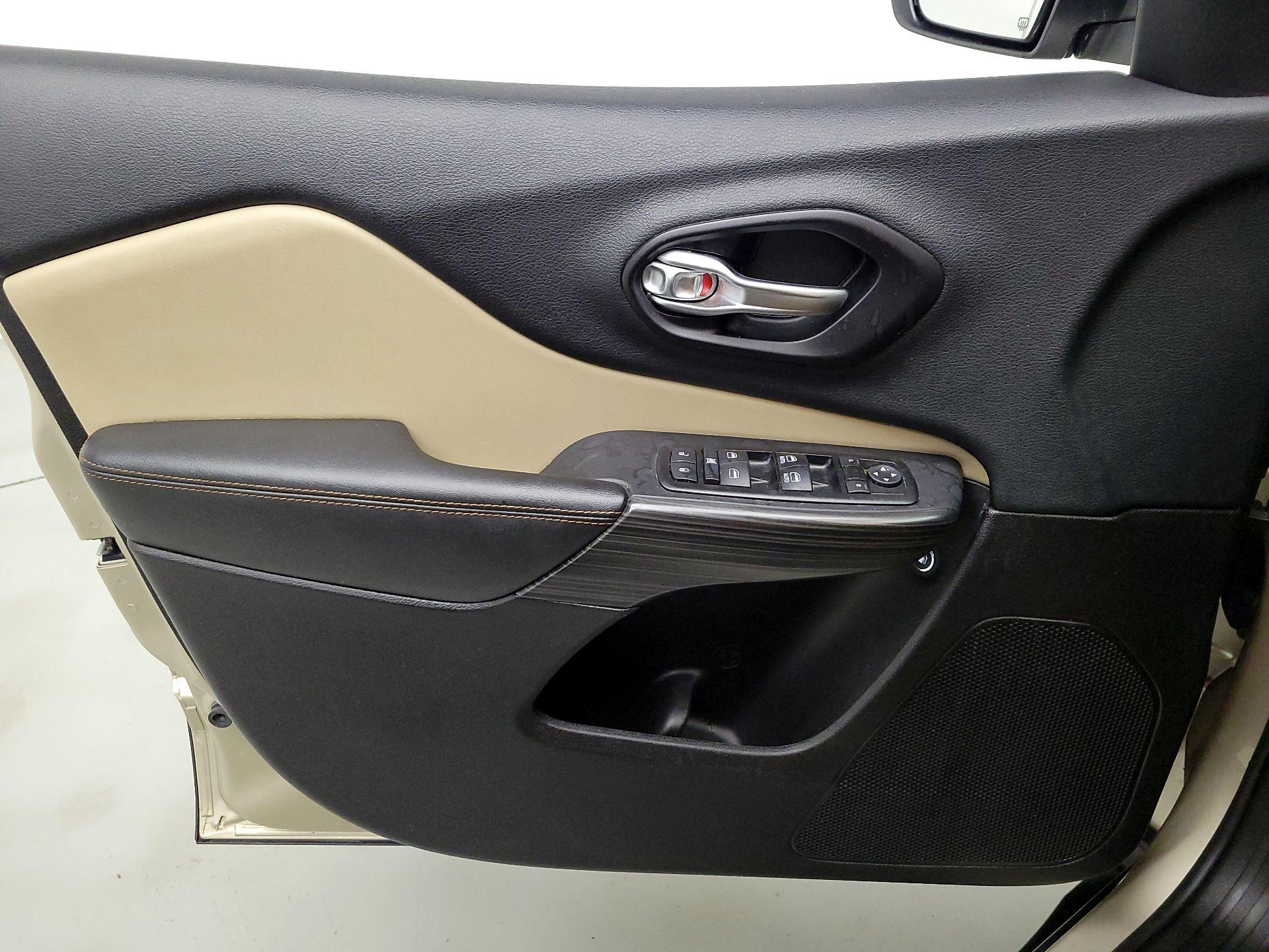 Thumbnail: 2015 Jeep Cherokee - 12