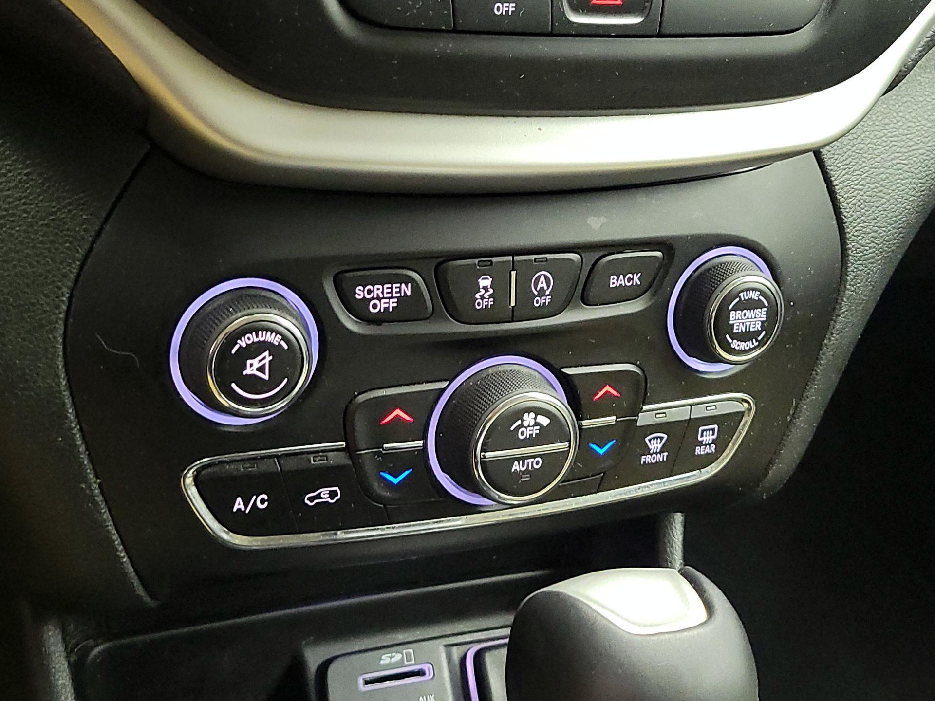 Thumbnail: 2015 Jeep Cherokee - 17