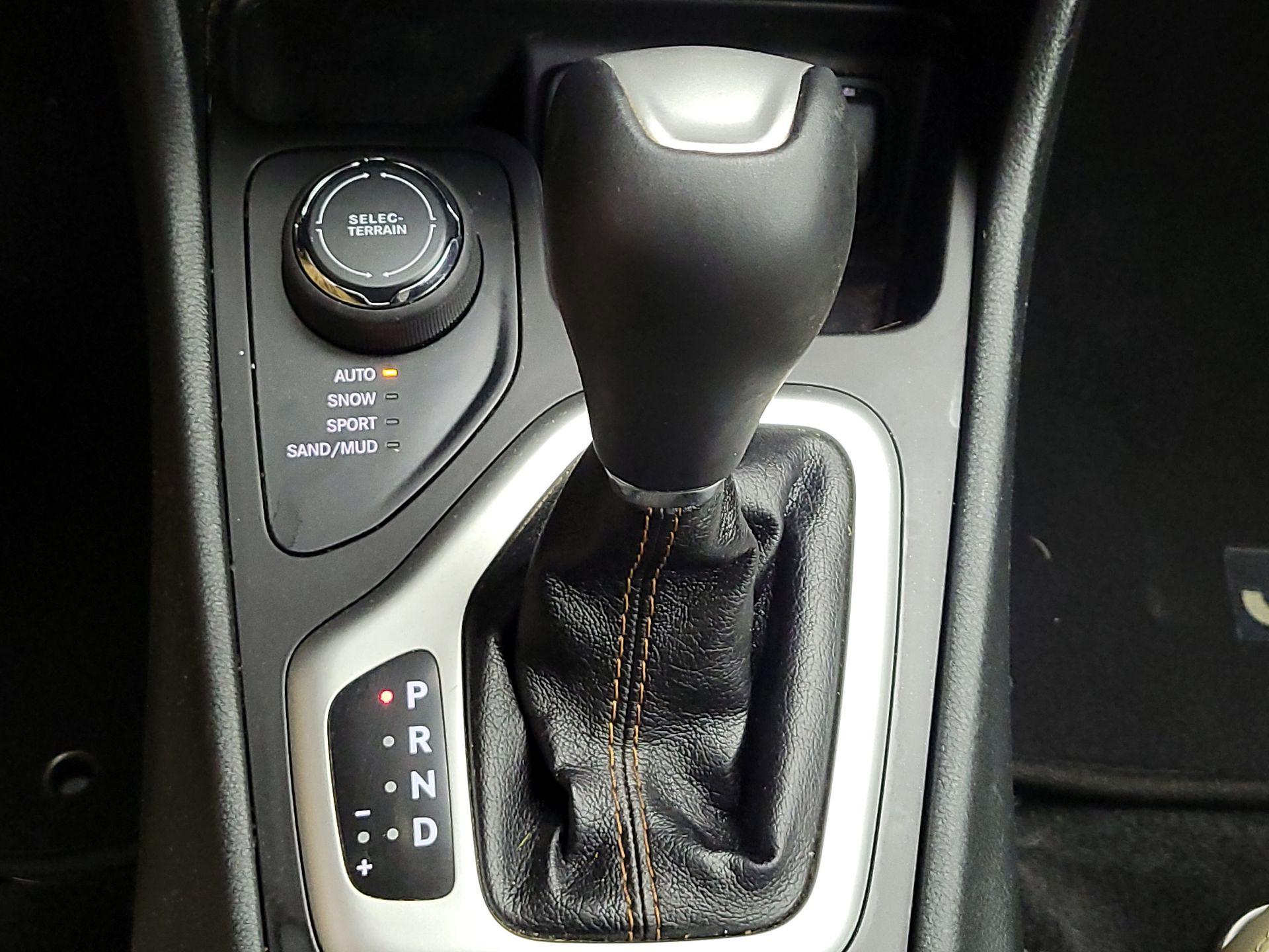 Thumbnail: 2015 Jeep Cherokee - 18