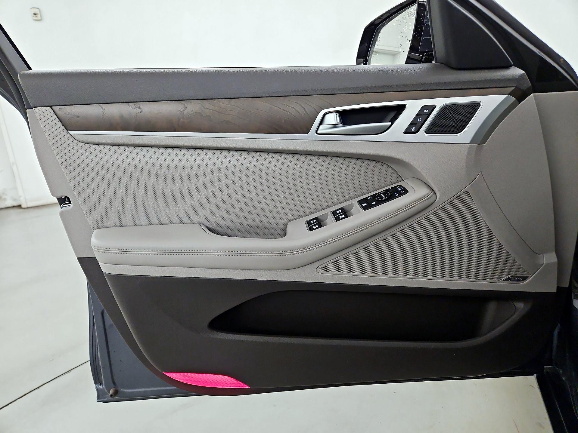 Thumbnail: 2017 Genesis G80 - 12