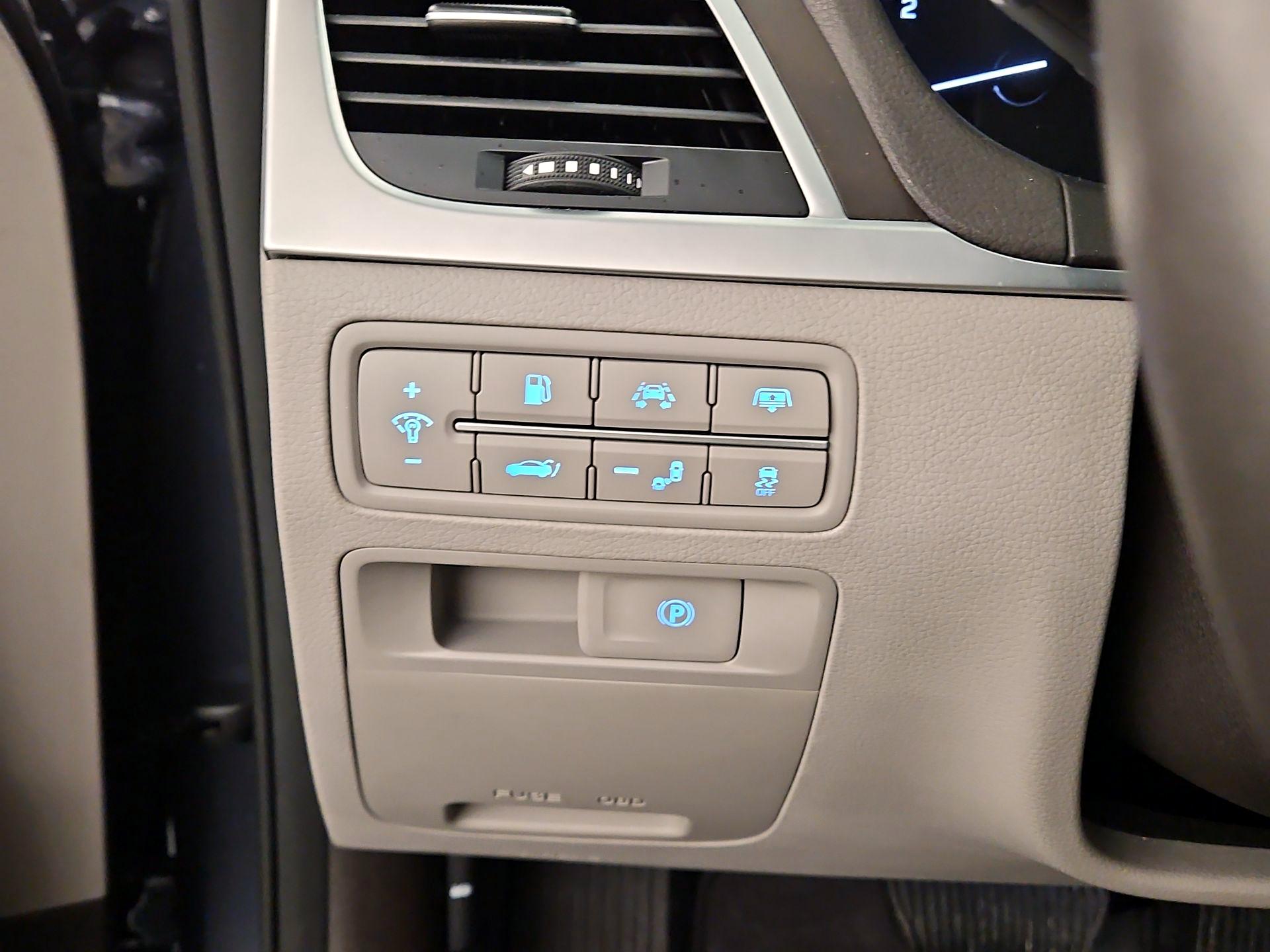 Thumbnail: 2017 Genesis G80 - 13