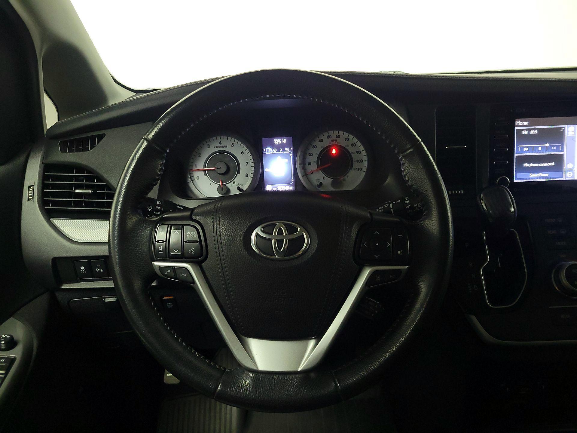 Thumbnail: 2020 Toyota Sienna - 10