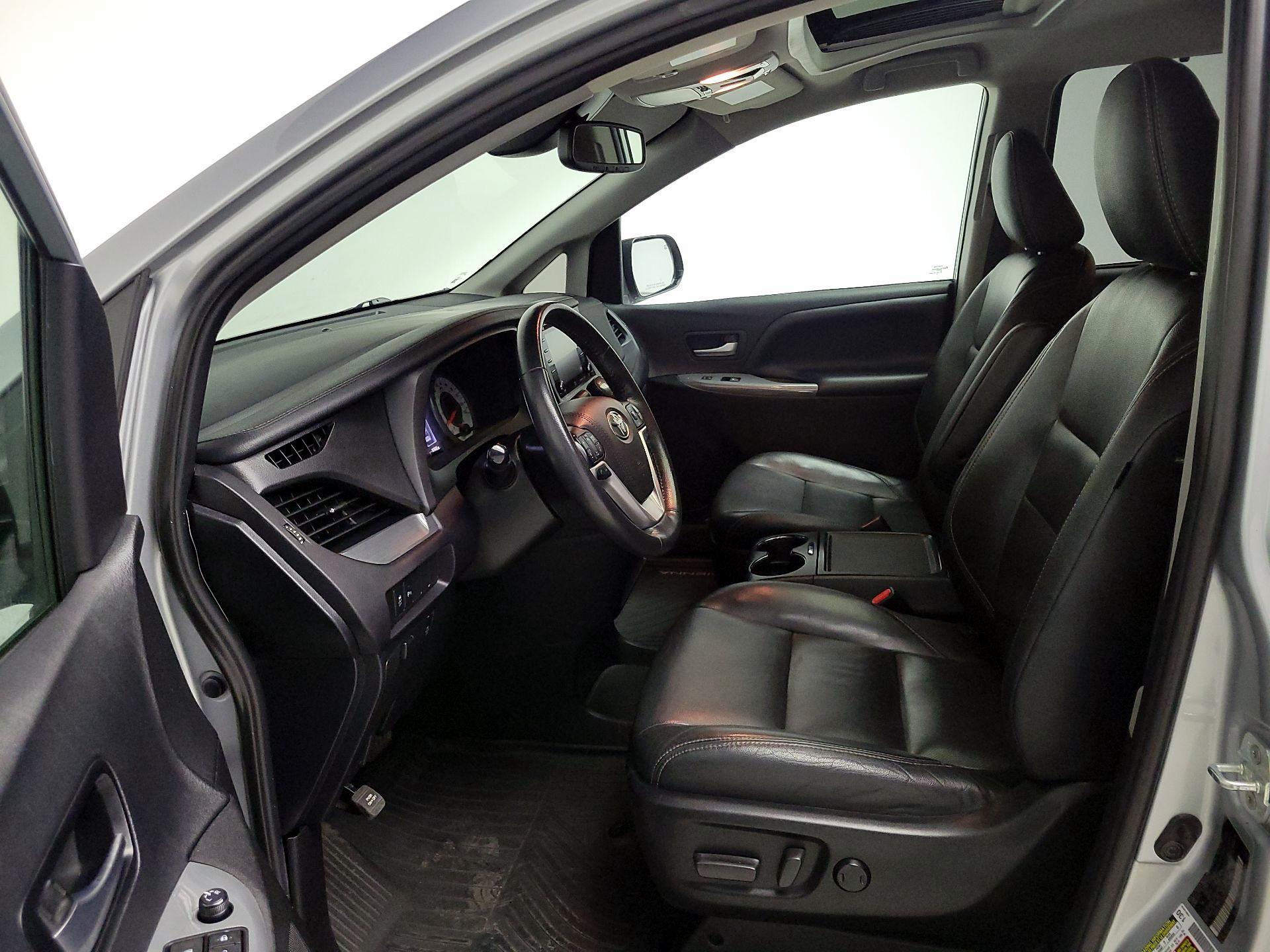 Thumbnail: 2020 Toyota Sienna - 11