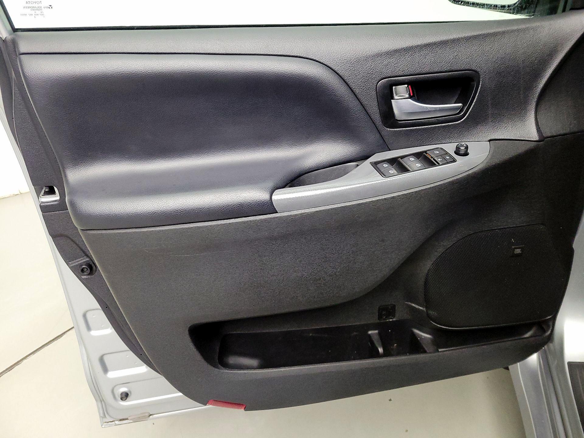 Thumbnail: 2020 Toyota Sienna - 12