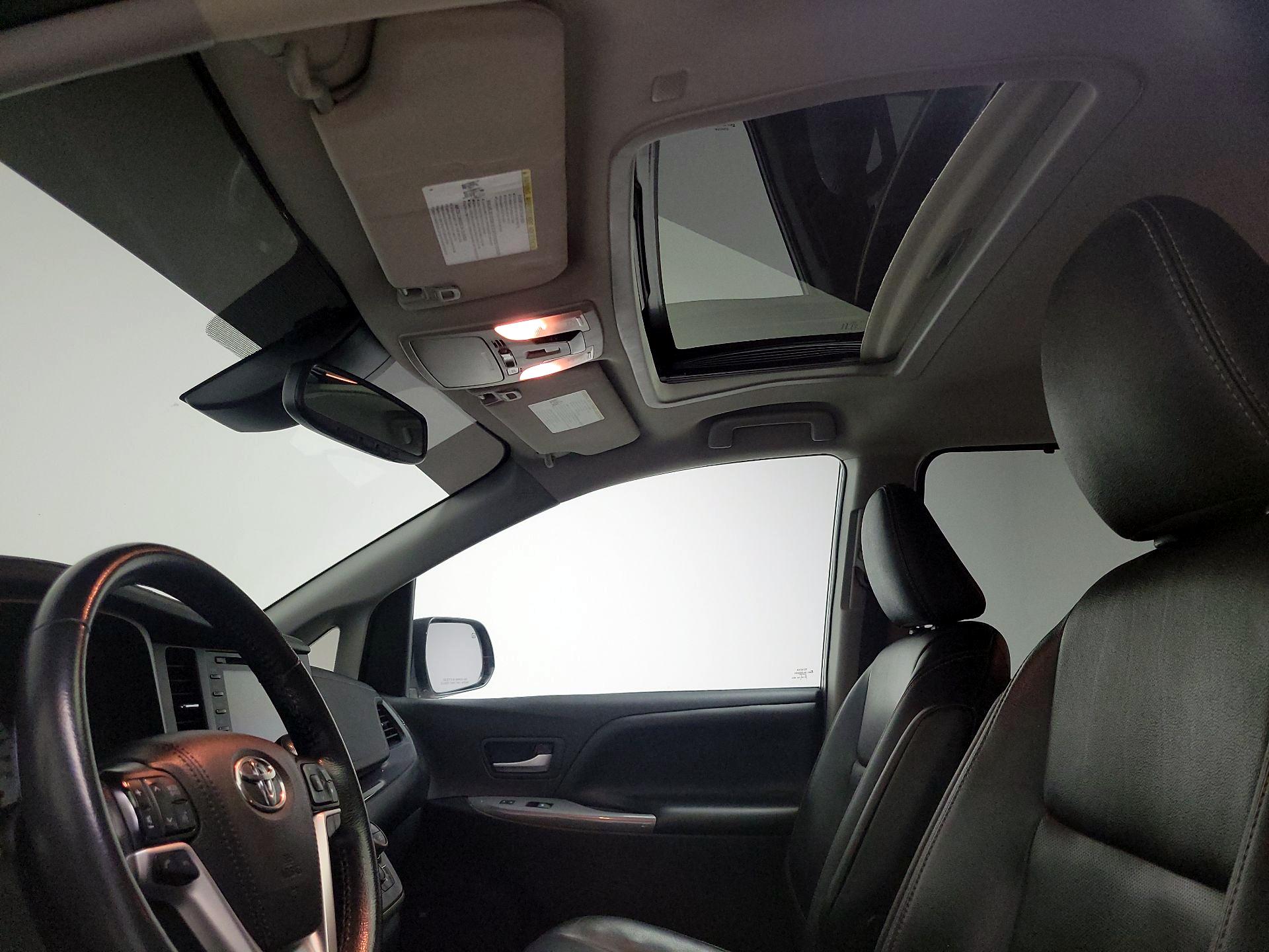 Thumbnail: 2020 Toyota Sienna - 20