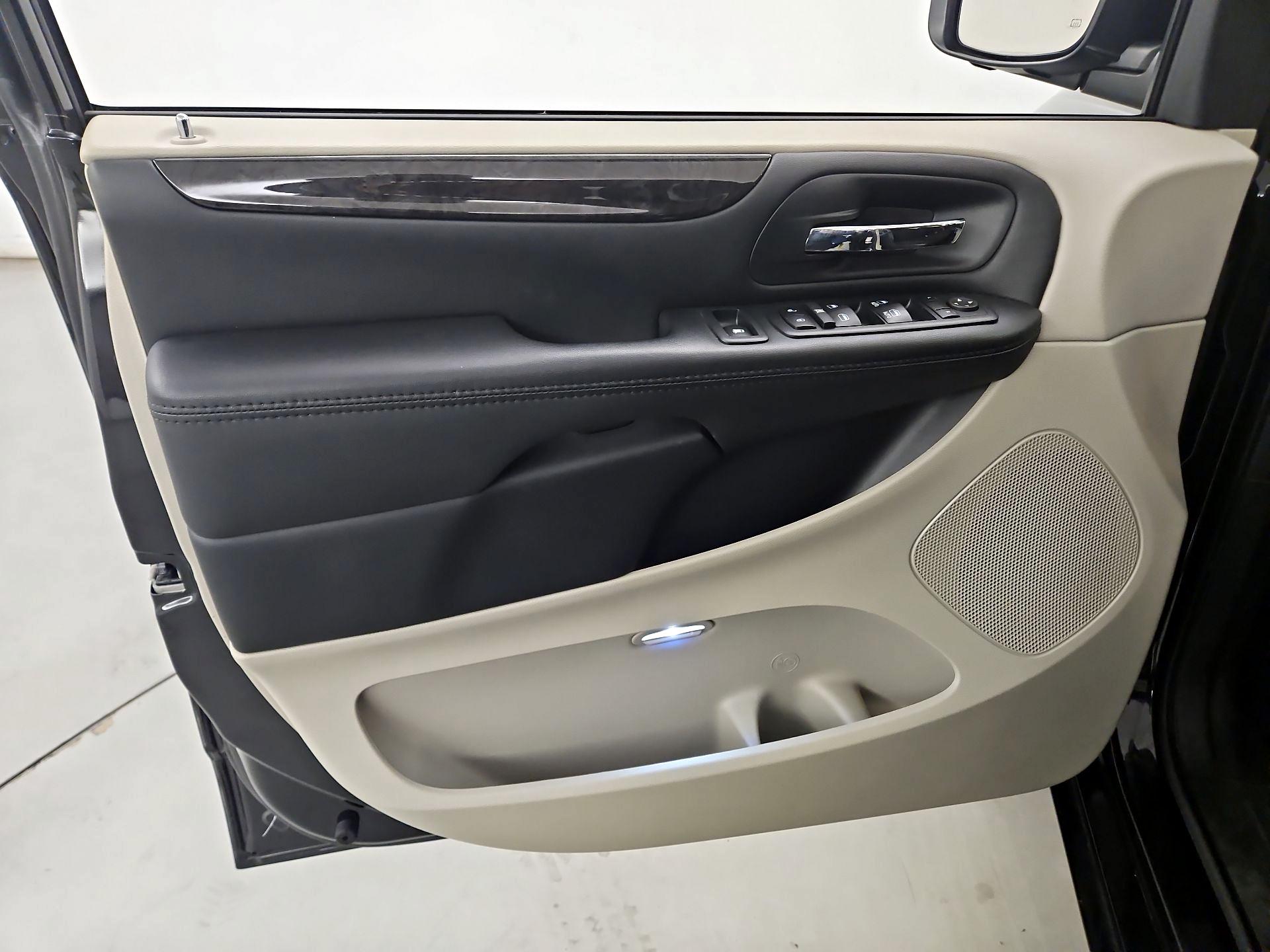 Thumbnail: 2018 Dodge Grand Caravan - 12