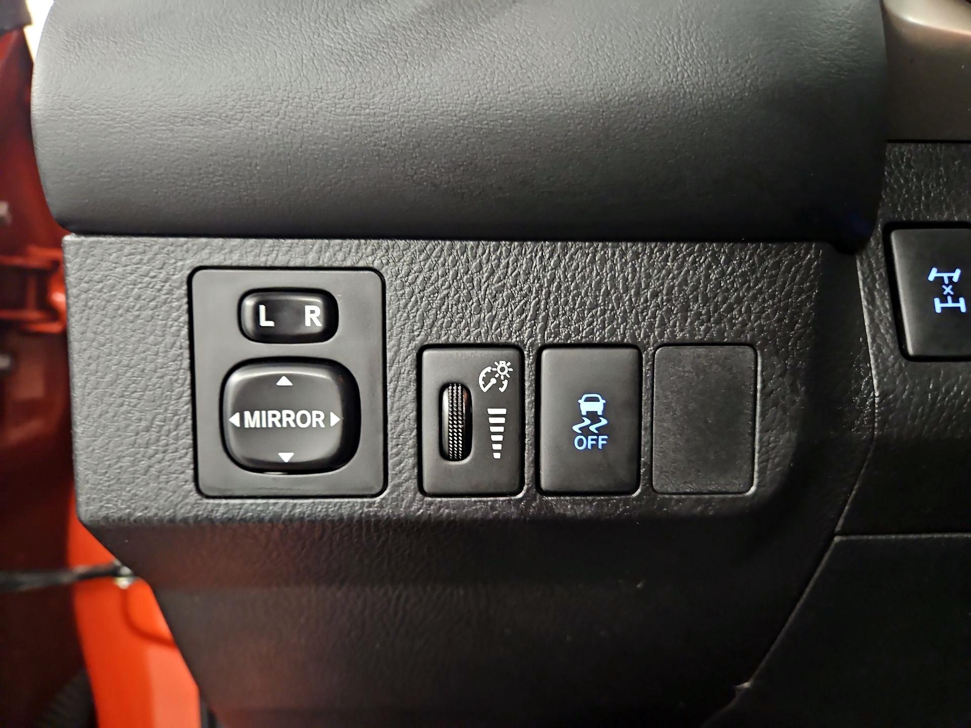 Thumbnail: 2015 Toyota RAV4 - 13