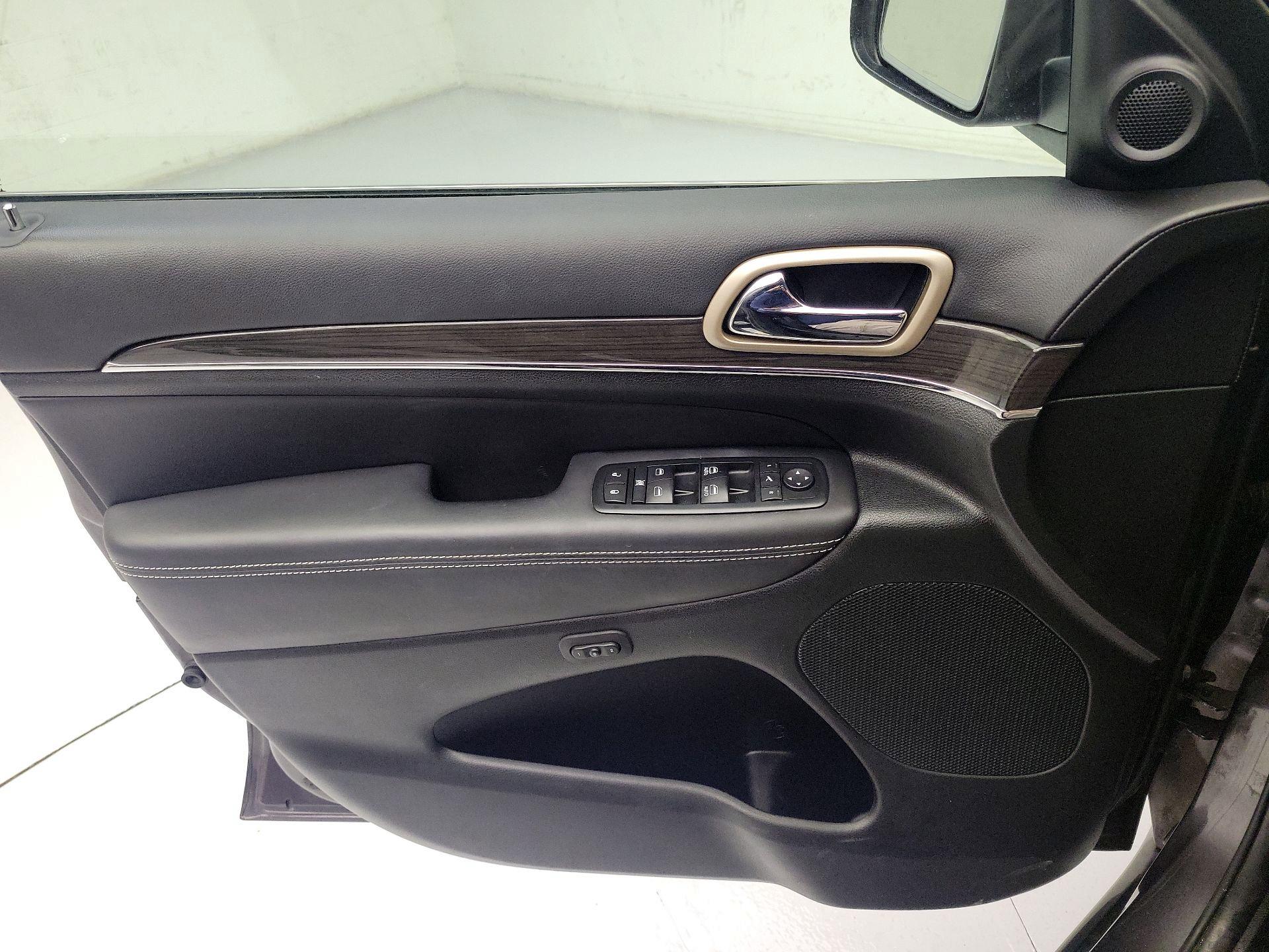 Thumbnail: 2015 Jeep Grand Cherokee - 12