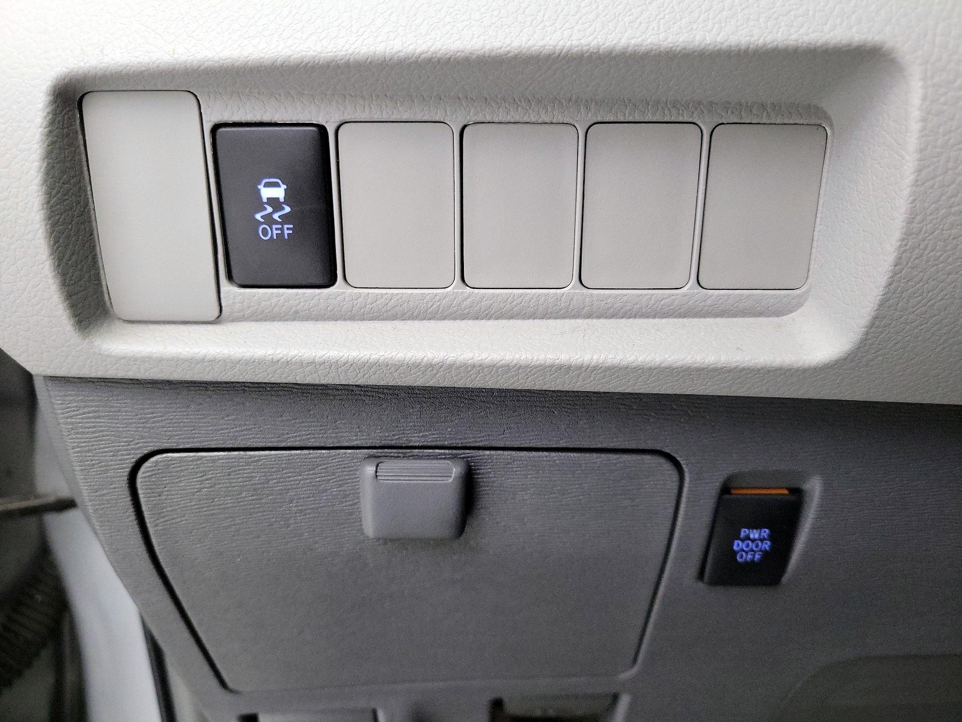 Thumbnail: 2015 Toyota Sienna - 13