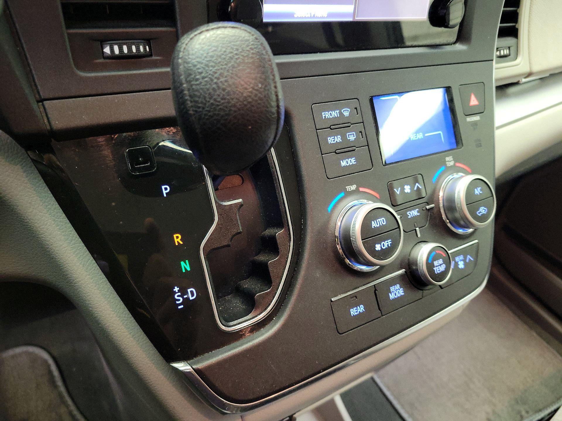 Thumbnail: 2015 Toyota Sienna - 17